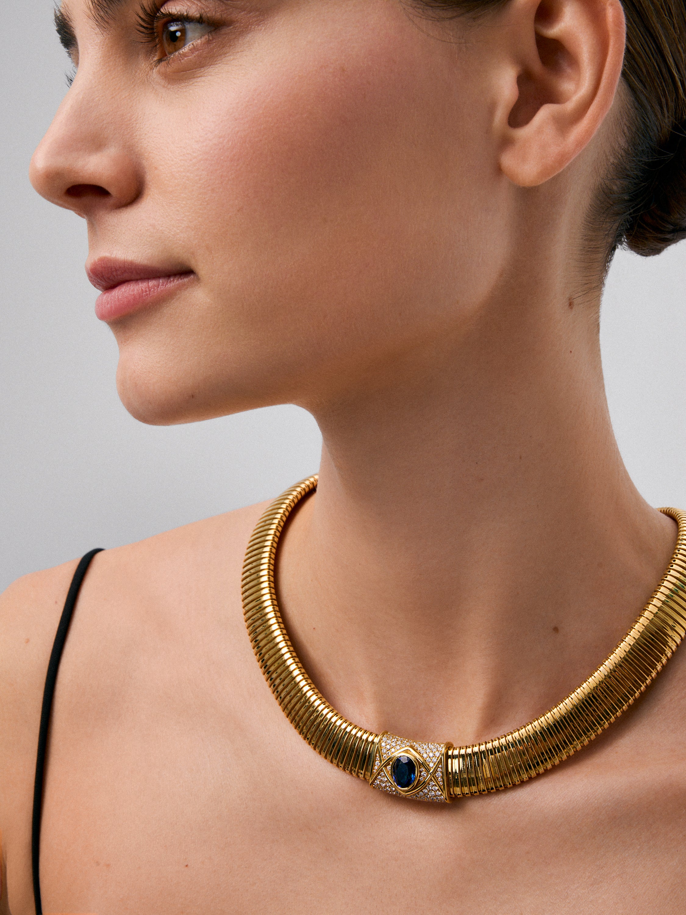 Collar tubogas de oro amarillo de 18K con zafiro azul royal en talla oval de 4,19 cts y 117 diamantes en talla brillante con un total de 1,7 cts