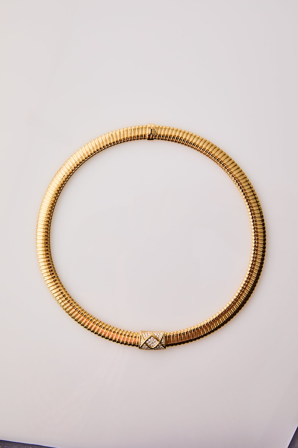 Collar tubogas de oro amarillo de 18K con 58 diamantes en talla brillante con un total de 0,9 cts