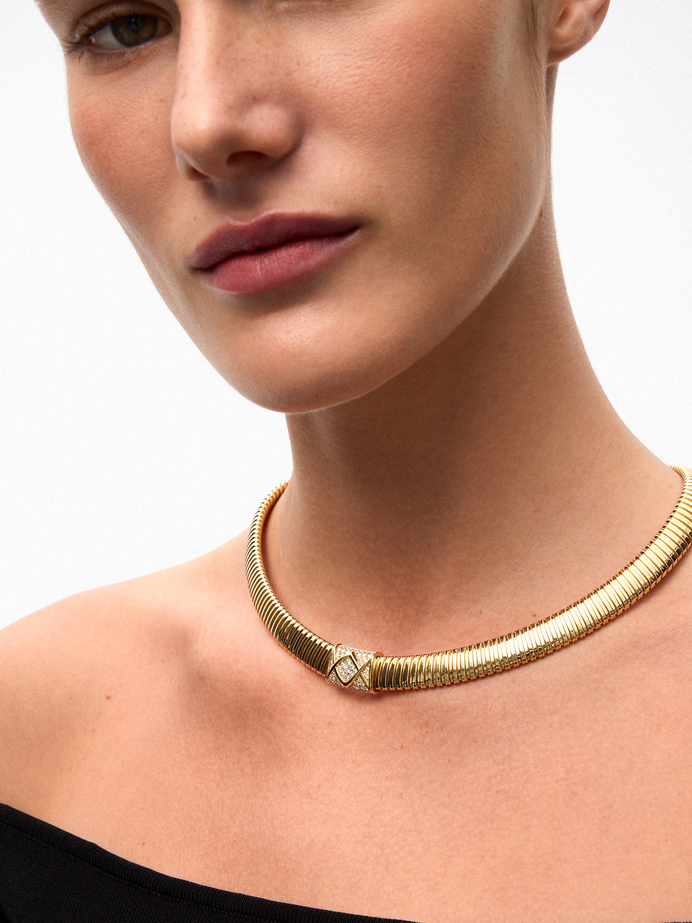 Collar tubogas de oro amarillo de 18K con 58 diamantes en talla brillante con un total de 0,9 cts