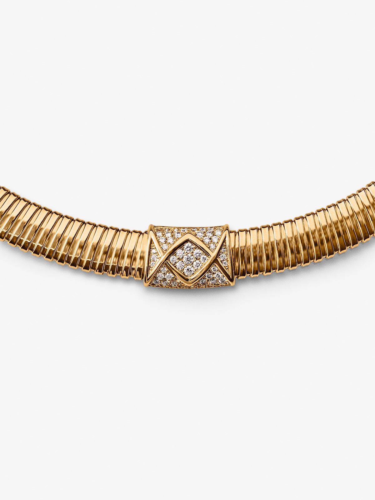 Collar tubogas de oro amarillo de 18K con 58 diamantes en talla brillante con un total de 0,9 cts