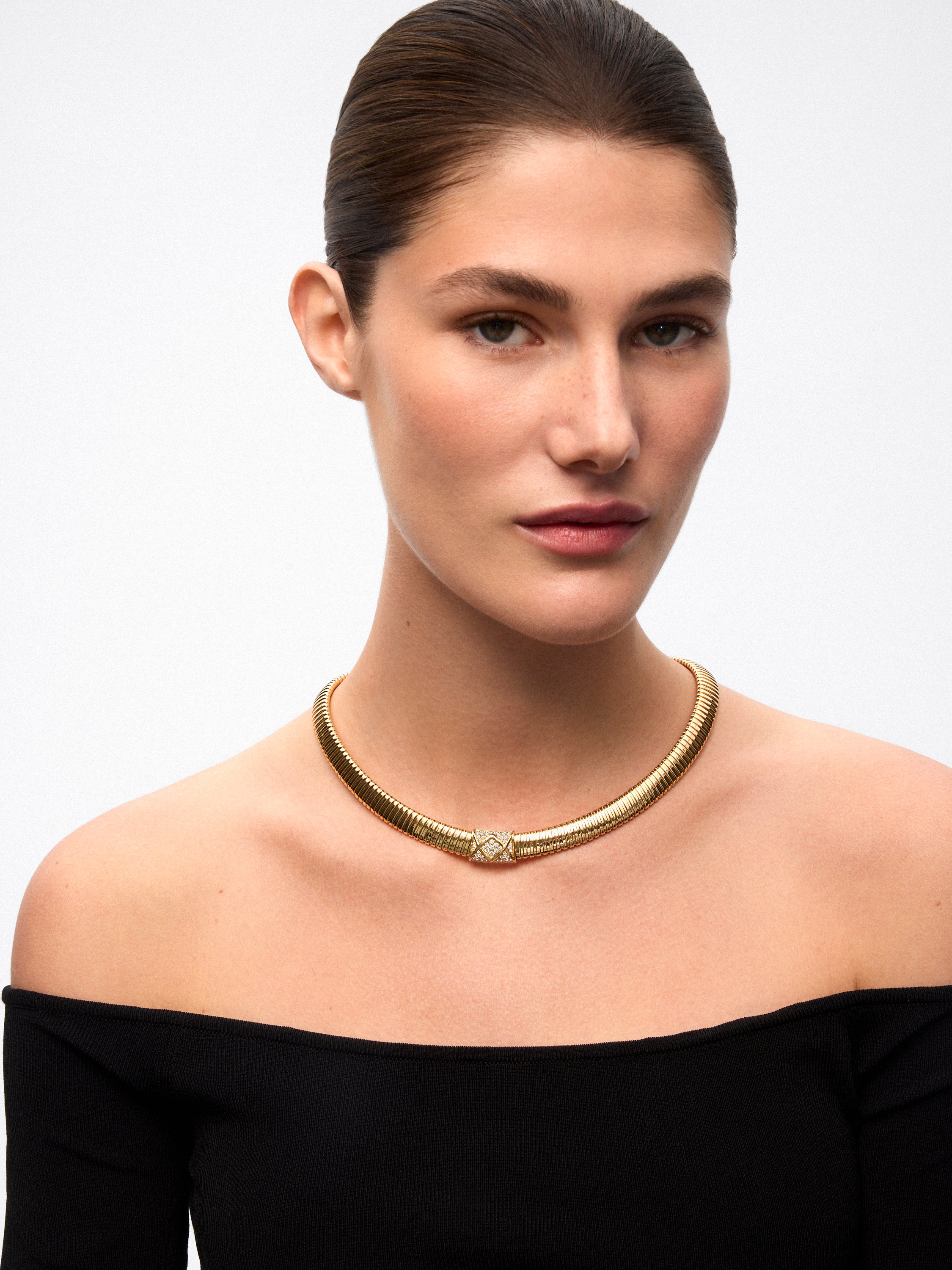 Collar tubogas de oro amarillo de 18K con 58 diamantes en talla brillante con un total de 0,9 cts