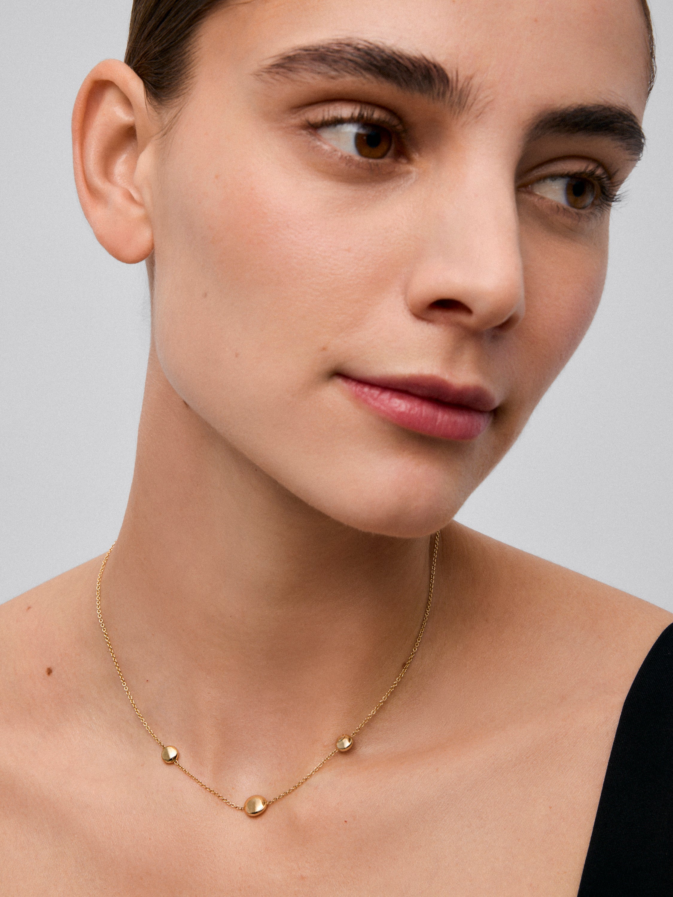 Collar de oro amarillo de 18K con motivos de esferas