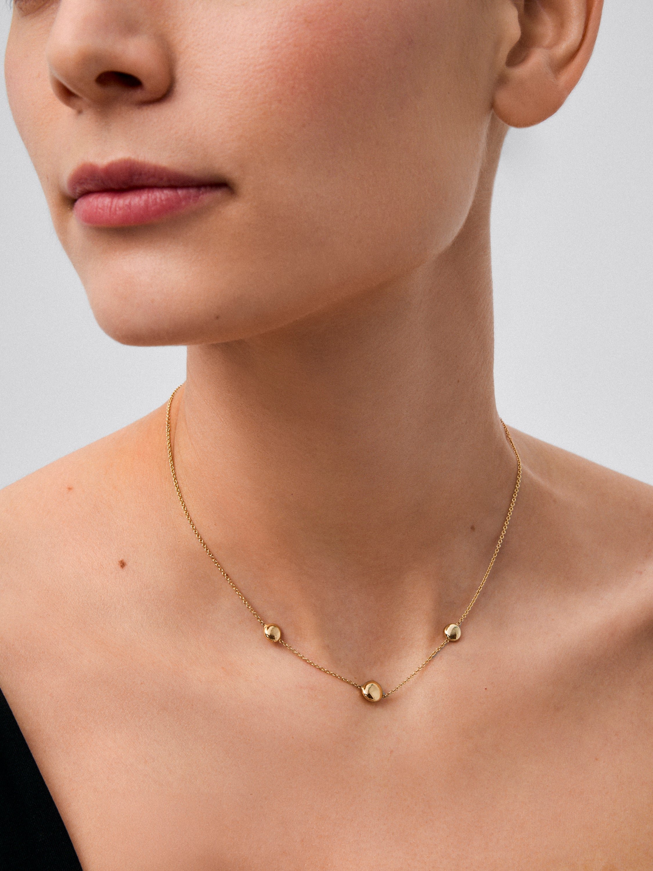 Collar de oro amarillo de 18K con motivos de esferas