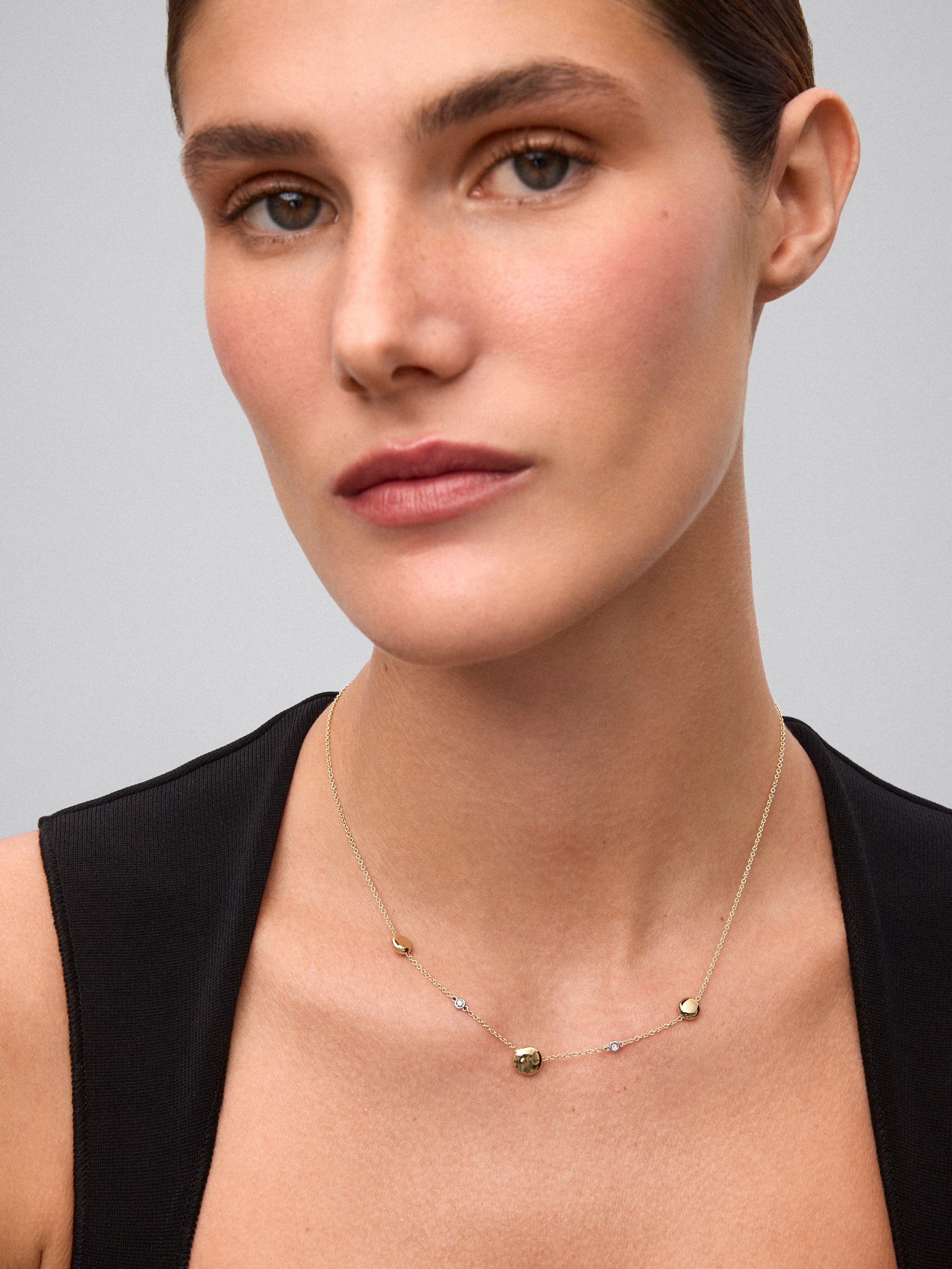 Collar de oro amarillo de 18K con 2 diamantes en talla brillante con un total de 0,04 cts y motivos de esfera