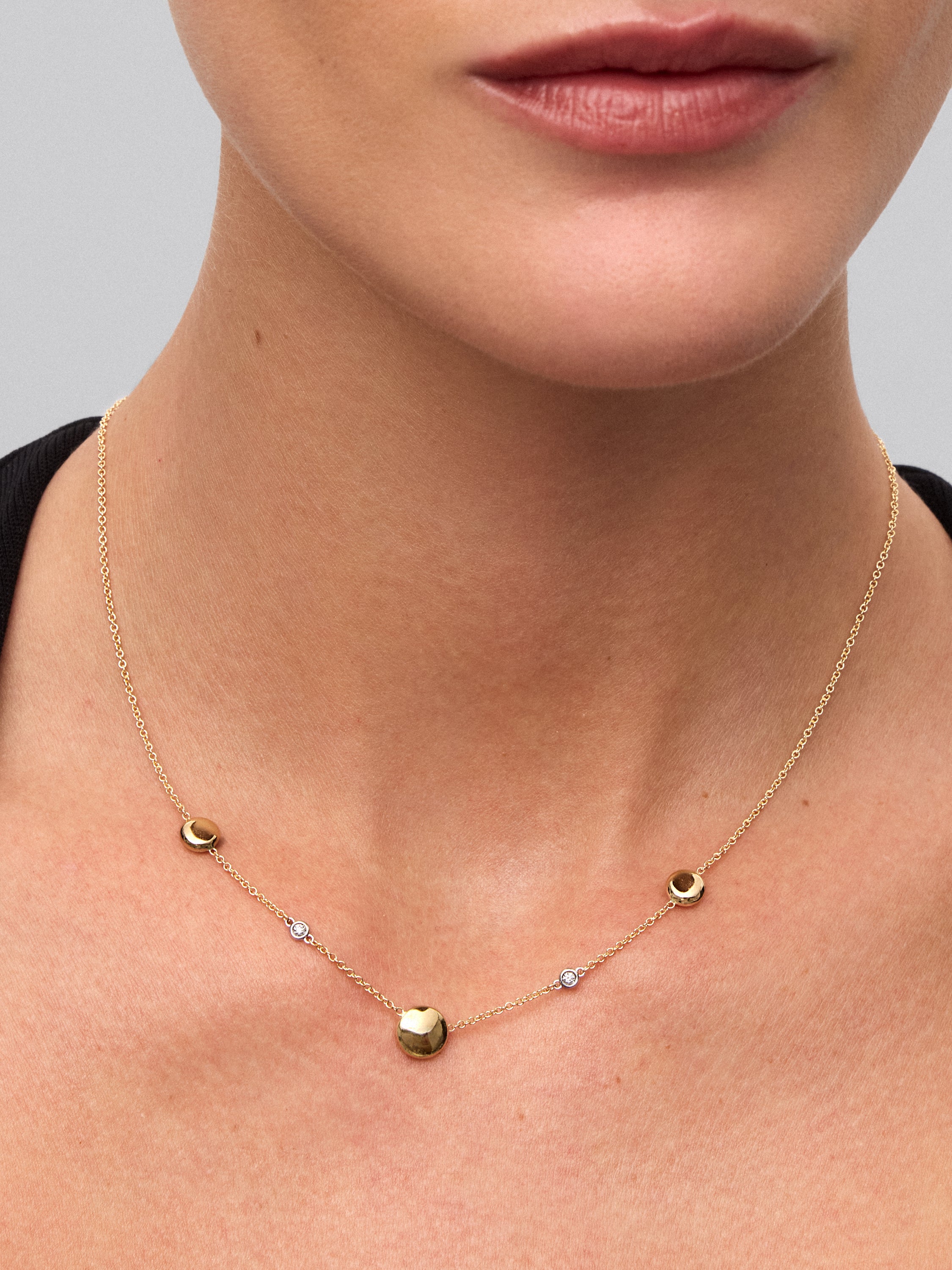 Collar de oro amarillo de 18K con 2 diamantes en talla brillante con un total de 0,04 cts y motivos de esfera