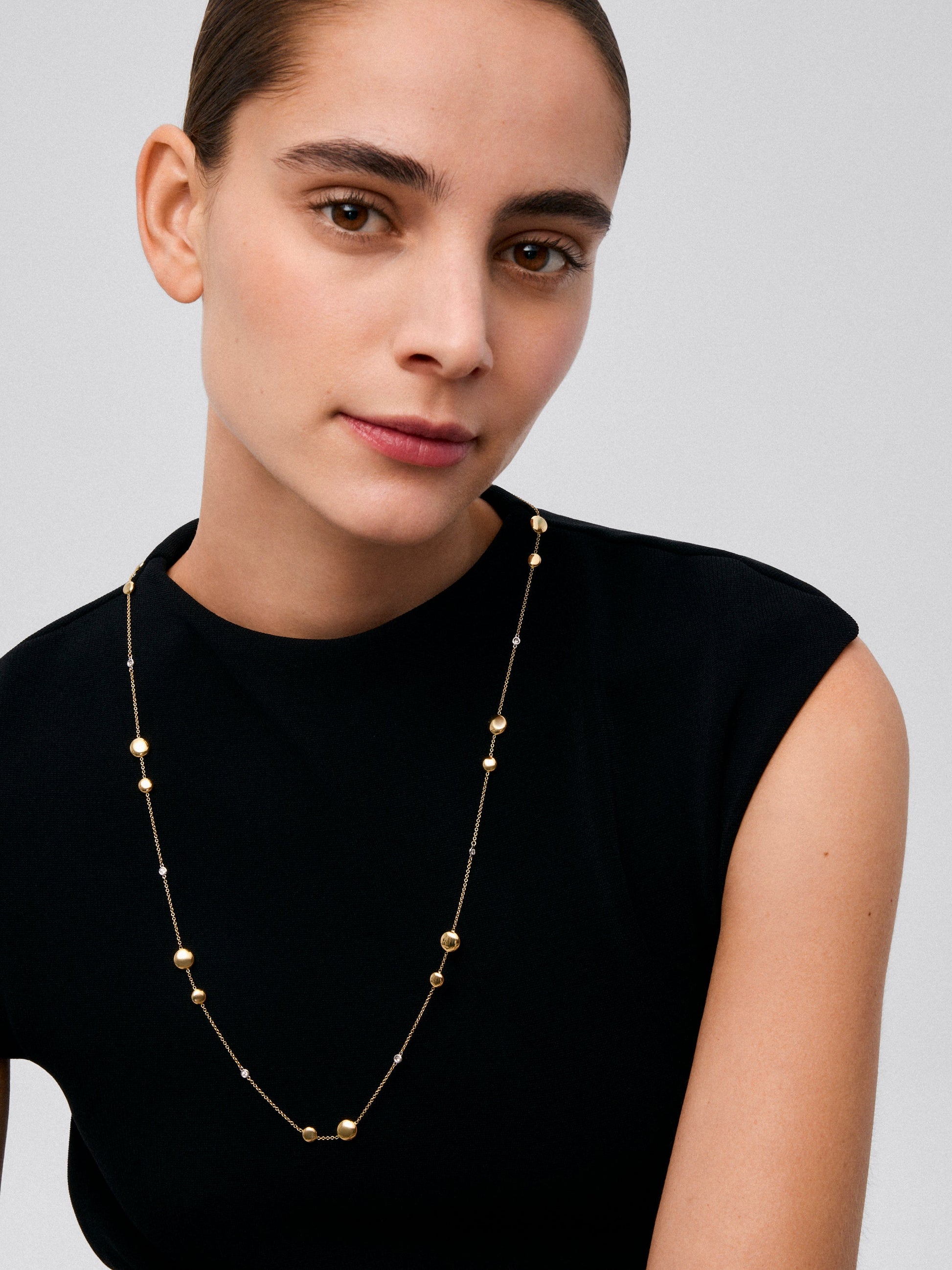 Collar de oro amarillo de 18K con 6 diamantes en talla brillante con un total de 0,21 cts