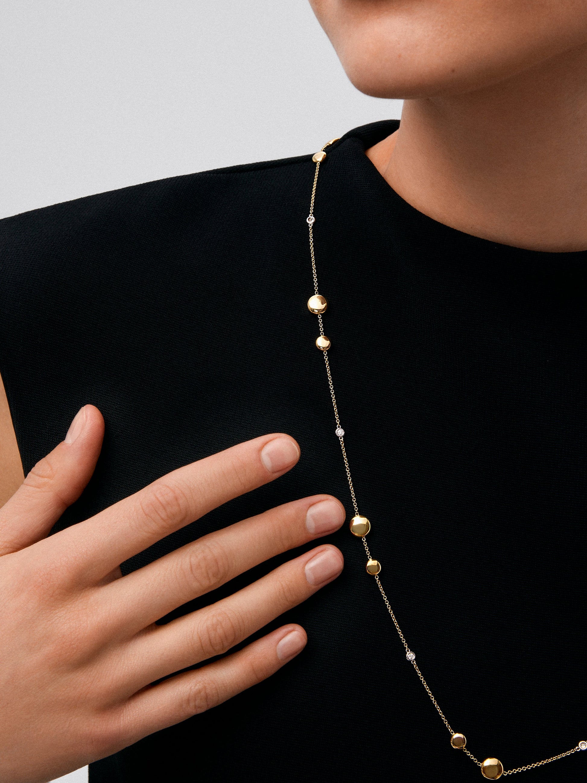 Collar de oro amarillo de 18K con 6 diamantes en talla brillante con un total de 0,21 cts