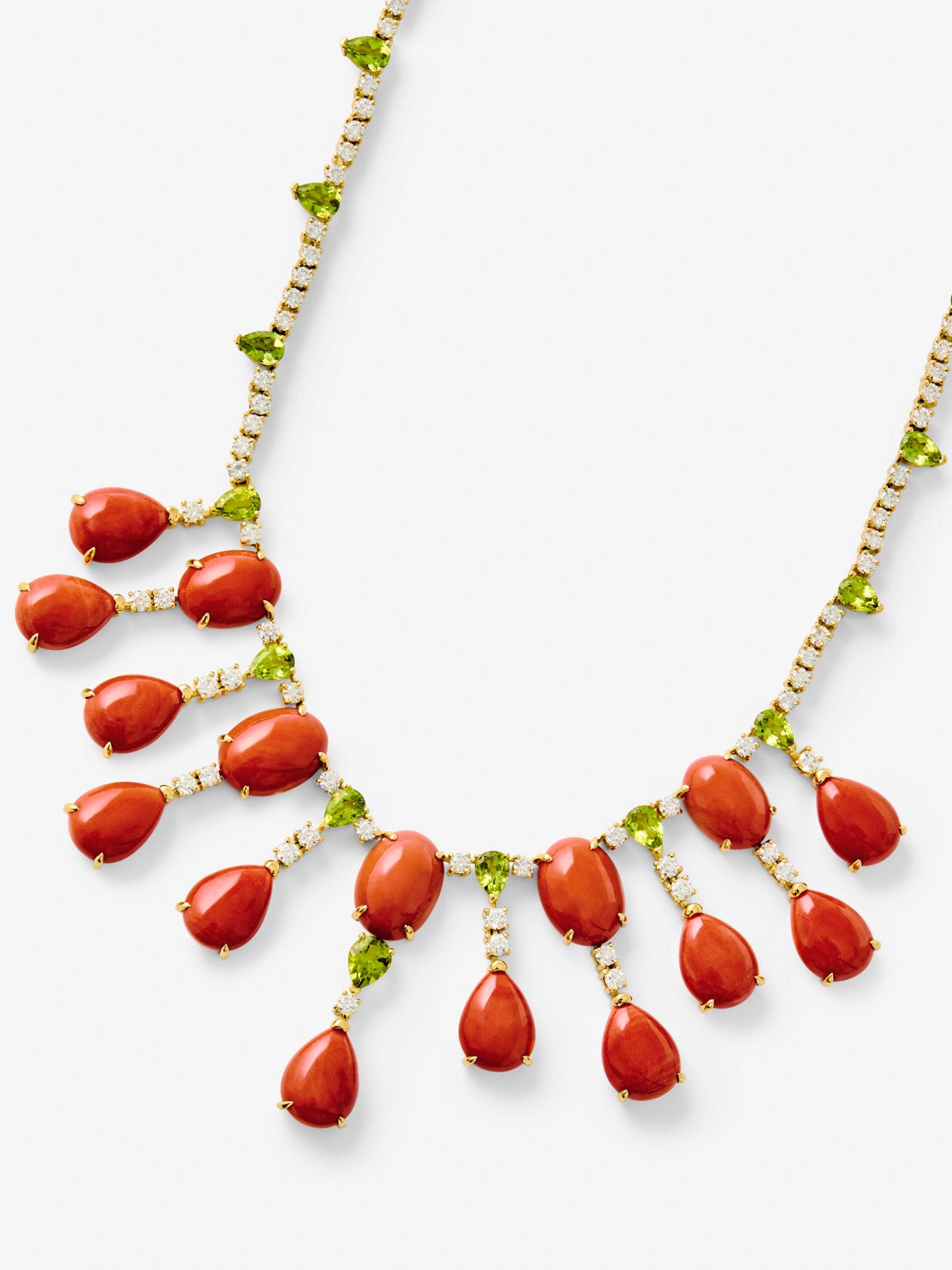Collar de alta joyería en oro amarillo de 18K con corales rojos, diamantes en talla brillante y peridotos verdes en talla pera y brillante