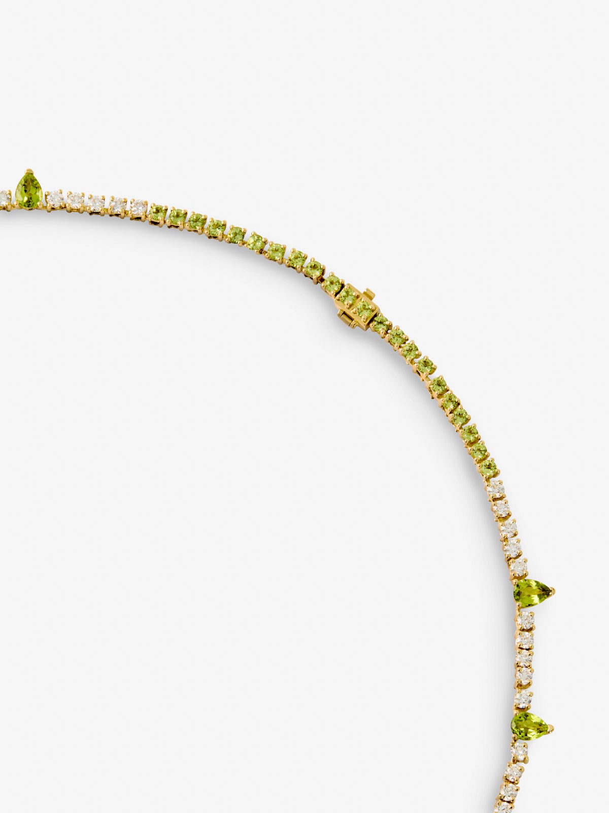 Collar de alta joyería en oro amarillo de 18K con corales rojos, diamantes en talla brillante y peridotos verdes en talla pera y brillante