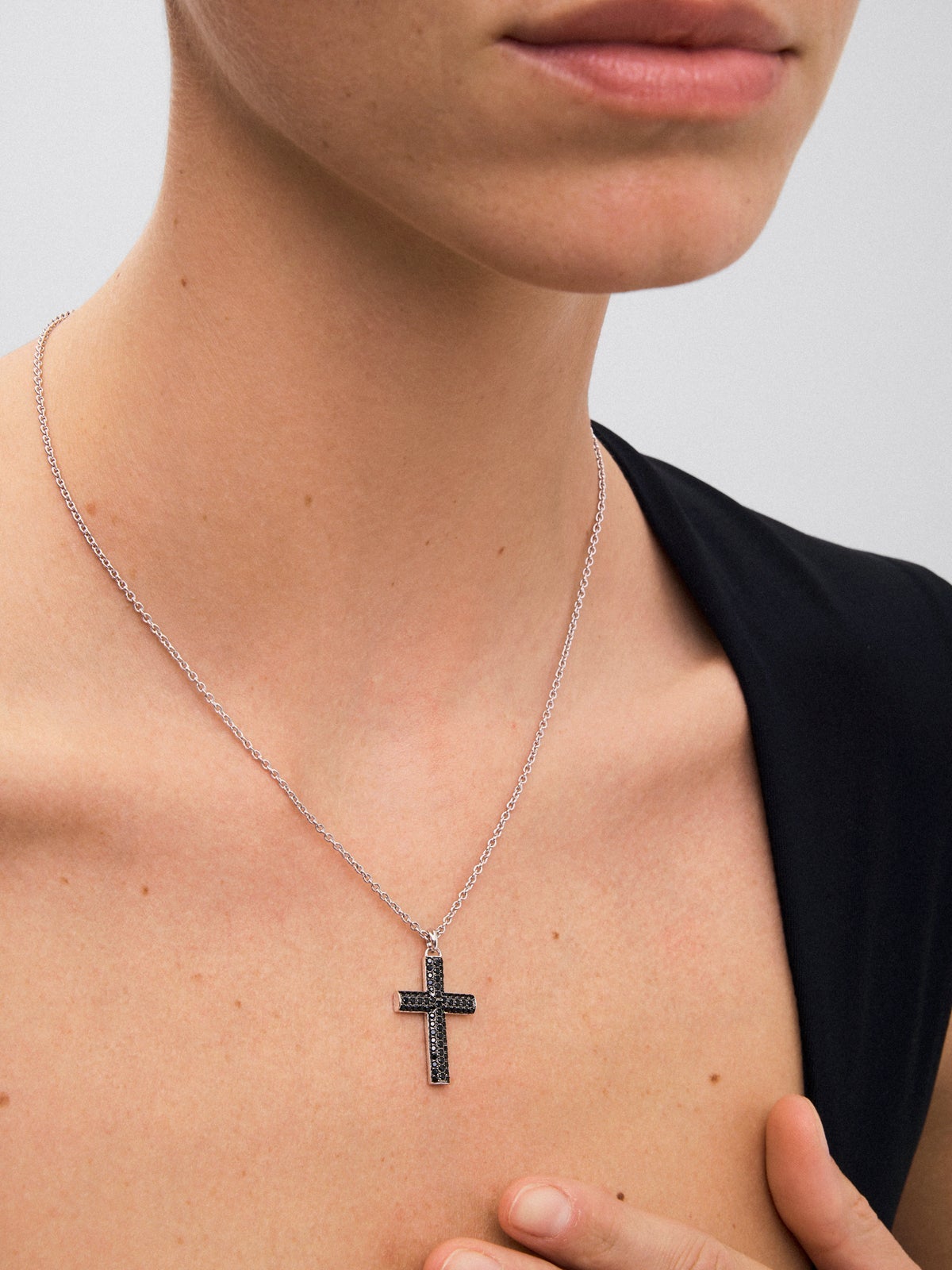 Colgante de plata 925 con cruz de 75 espinelas negras en talla brillante con un total de 1,04 cts