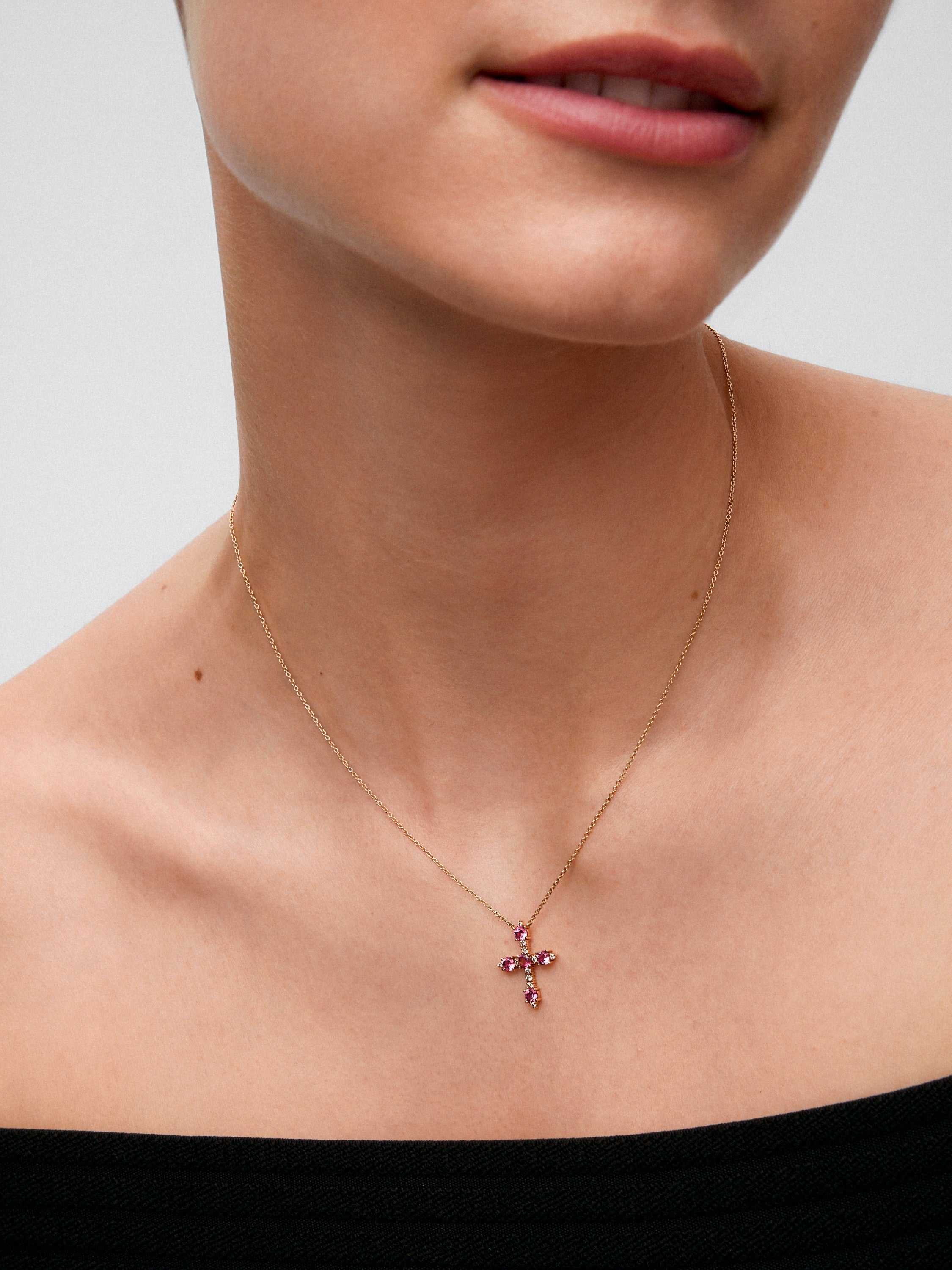 Colgante cadena cruz de oro rosa de 18K con turmalina y diamante