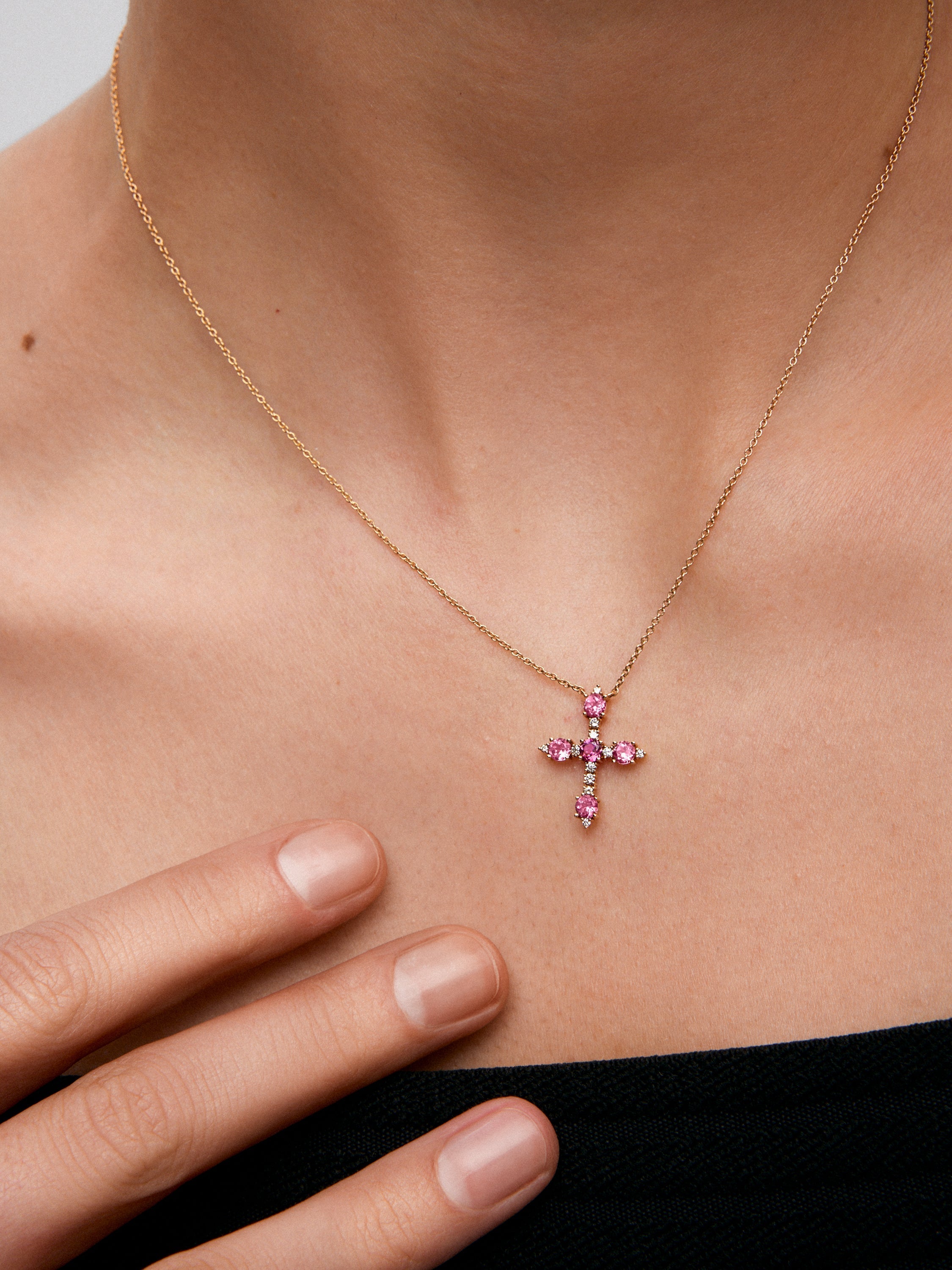 Colgante cadena cruz de oro rosa de 18K con turmalina y diamante