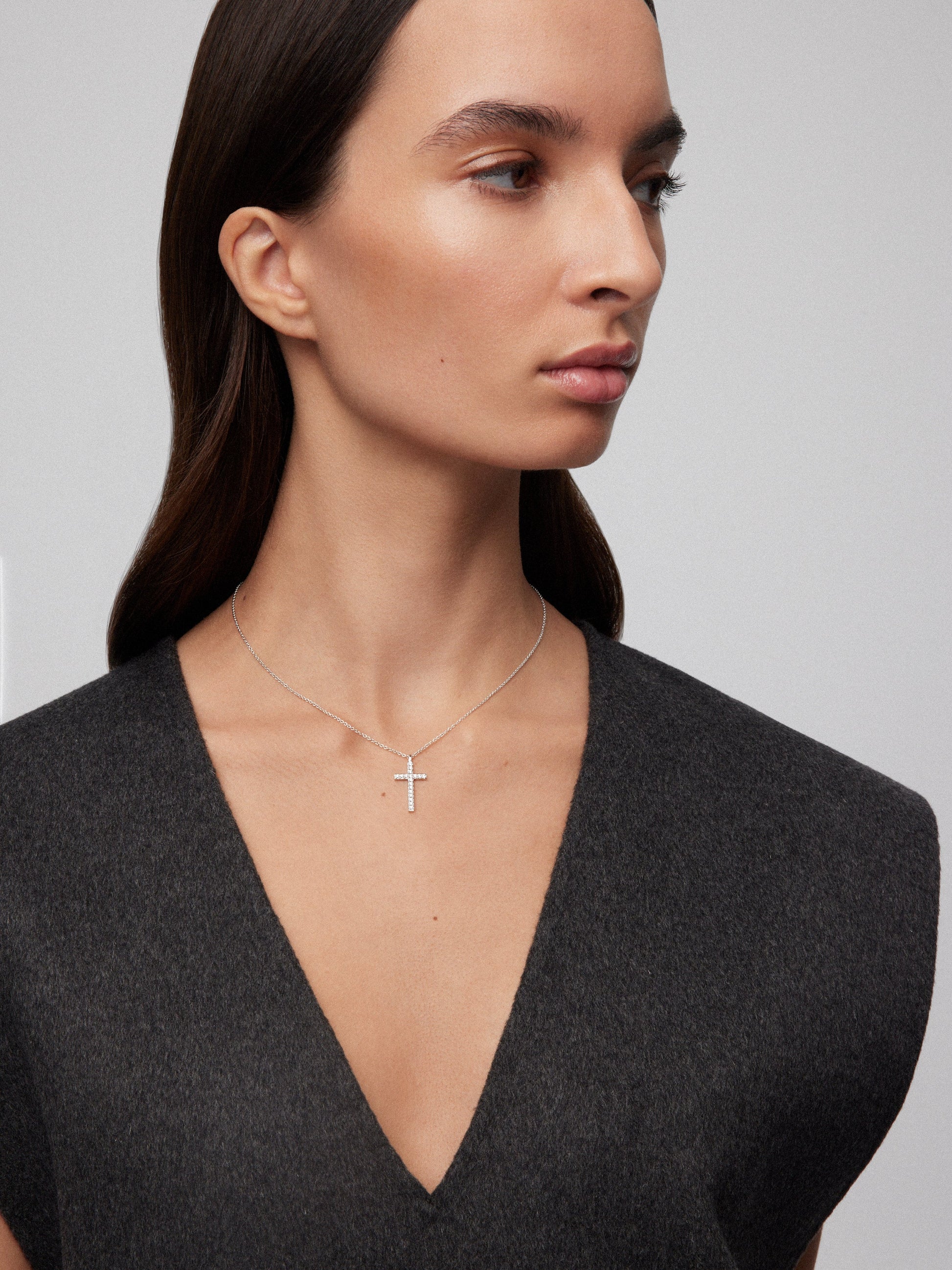 Colgante cadena cruz de oro blanco de 18K con diamantes en talla brillante con un total de 0,26 cts