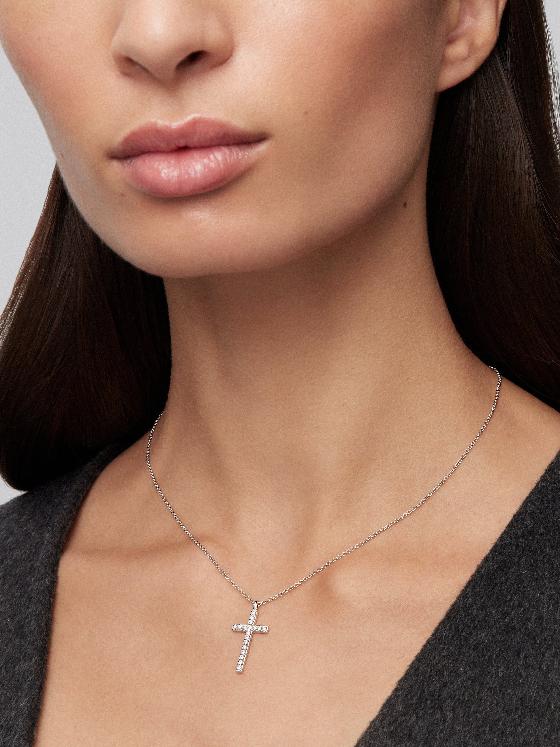 Colgante cadena cruz de oro blanco de 18K con diamantes en talla brillante con un total de 0,26 cts