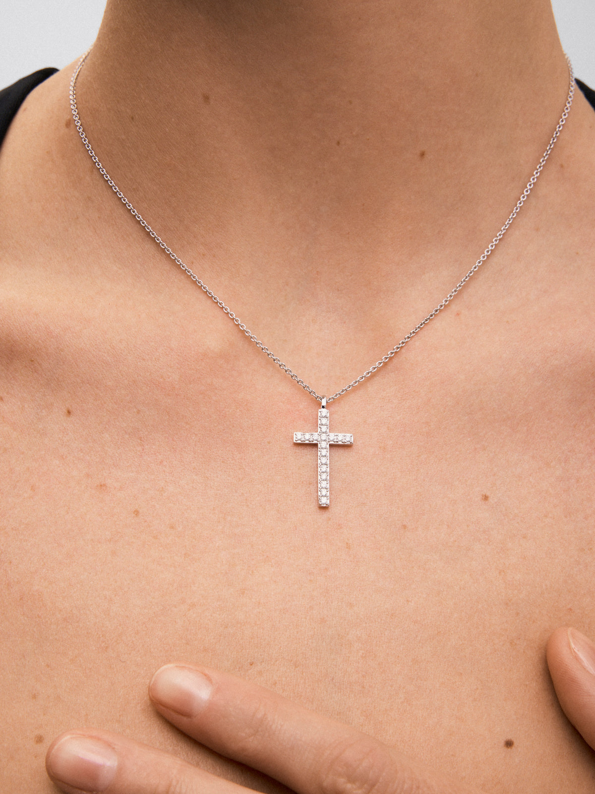 Colgante de oro blanco de 18K con 18 diamantes en talla brillante con un total de 0,33 cts