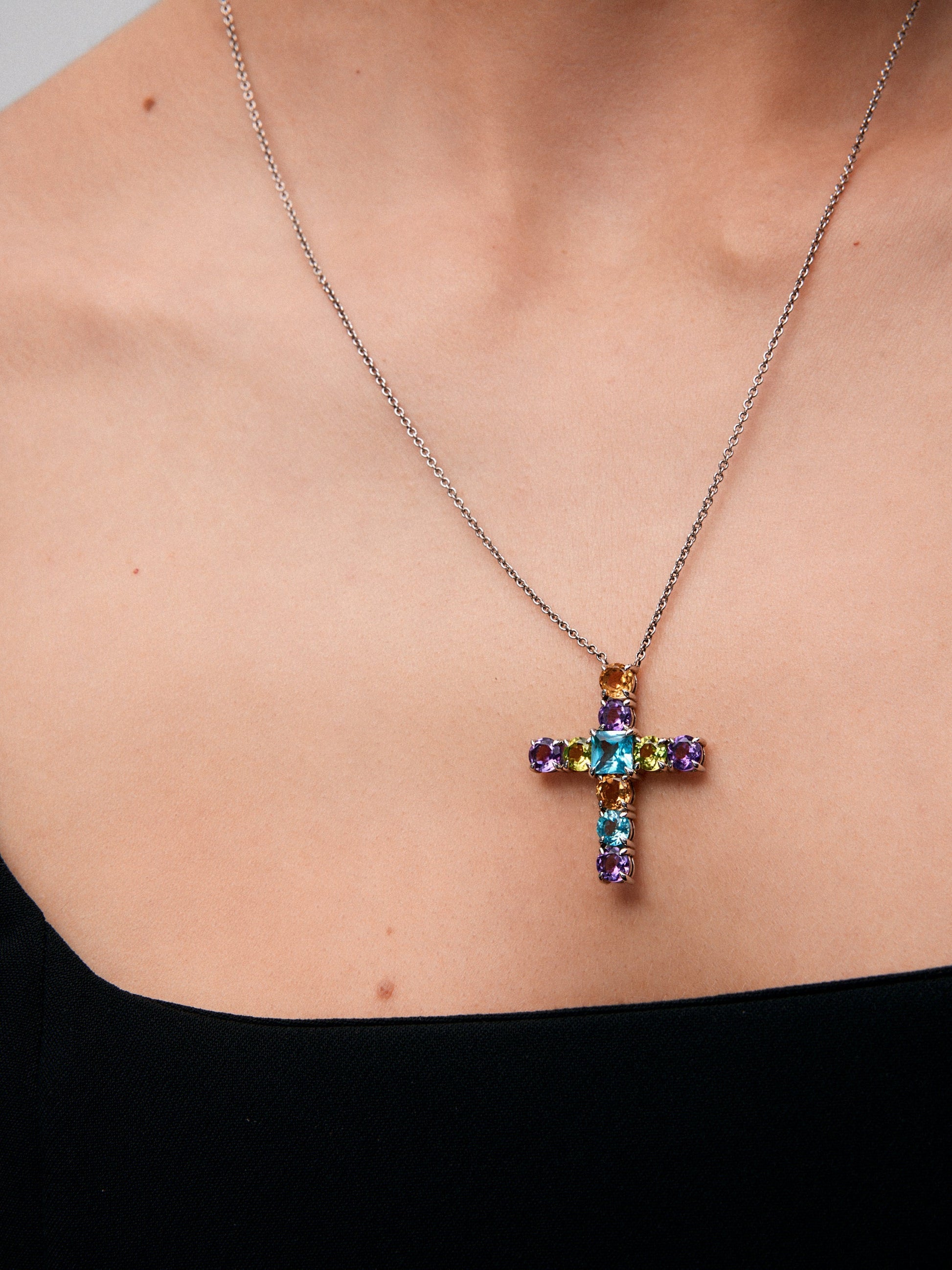 Colgante con cruz de plata 925 con gemas multicolor