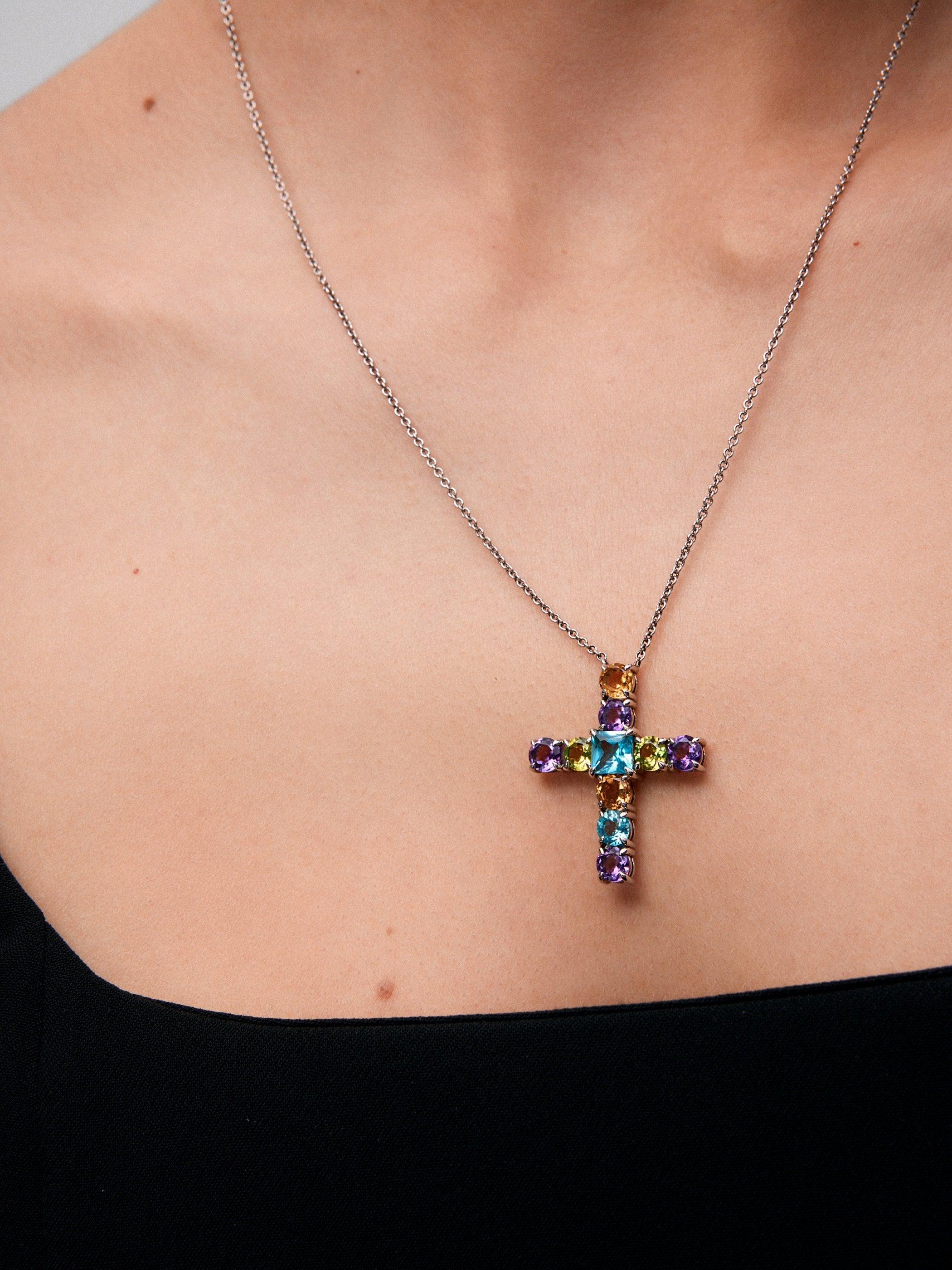 Colgante con cruz de plata 925 con gemas multicolor