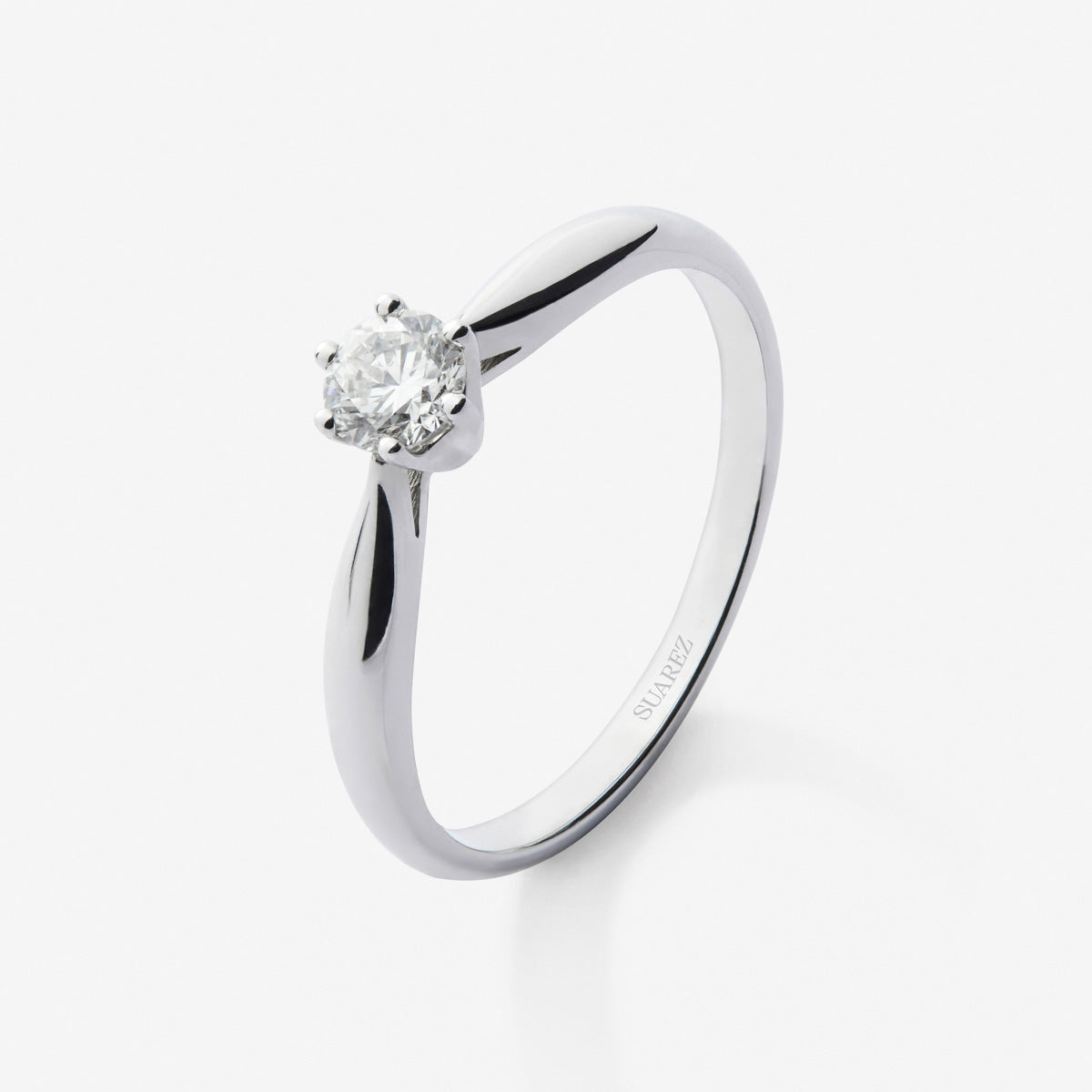 Anillo solitario de oro blanco de 18K con diamante en talla brillante de 0,20 cts