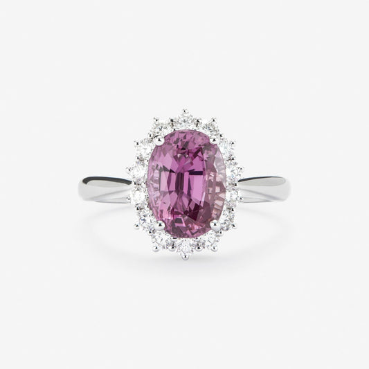 Anillo de oro blanco de 18K con zafiro rosa en talla oval de 0,55 cts y 12 diamantes en talla brillante con un total de 0,1 cts