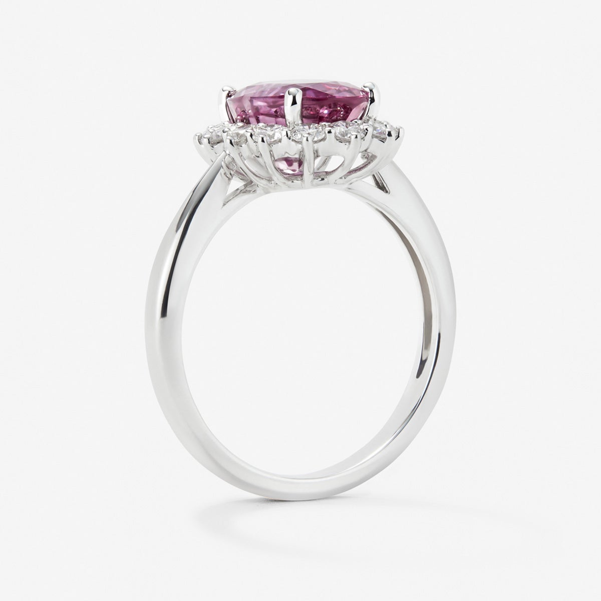 Anillo de oro blanco de 18K con zafiro rosa en talla oval de 0,55 cts y 12 diamantes en talla brillante con un total de 0,1 cts