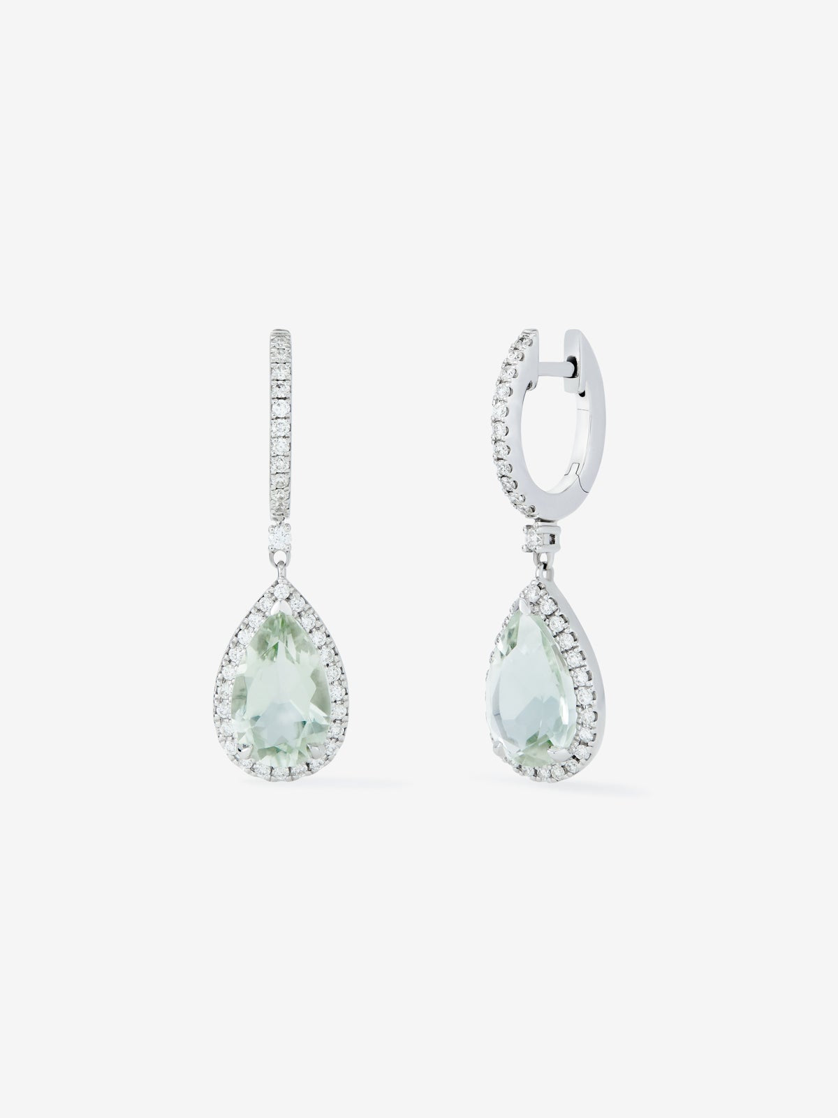 Pendientes de oro blanco de 18K con 2 amatistas verdes en talla pera con un total de 3,32 cts y 72 diamantes en talla brillante con un total de 0,4 cts