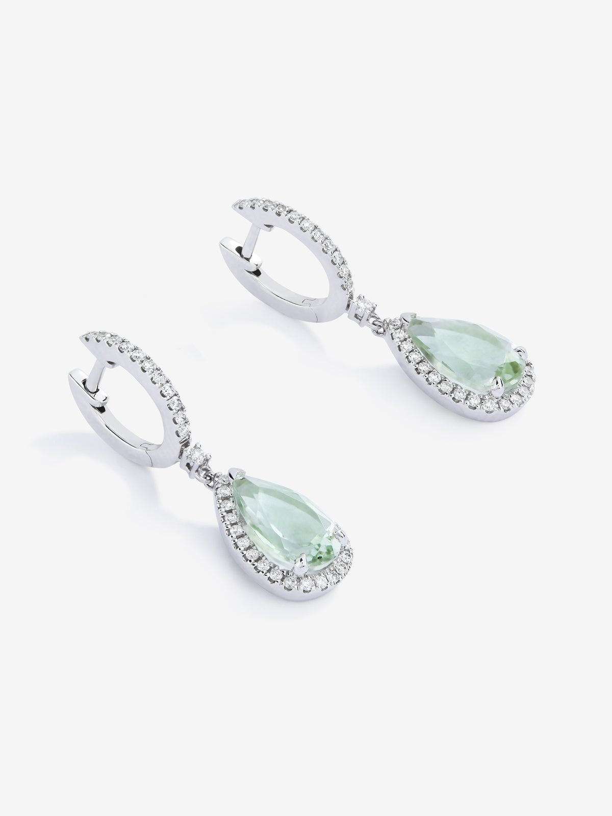 Pendientes de oro blanco de 18K con 2 amatistas verdes en talla pera con un total de 3,32 cts y 72 diamantes en talla brillante con un total de 0,4 cts