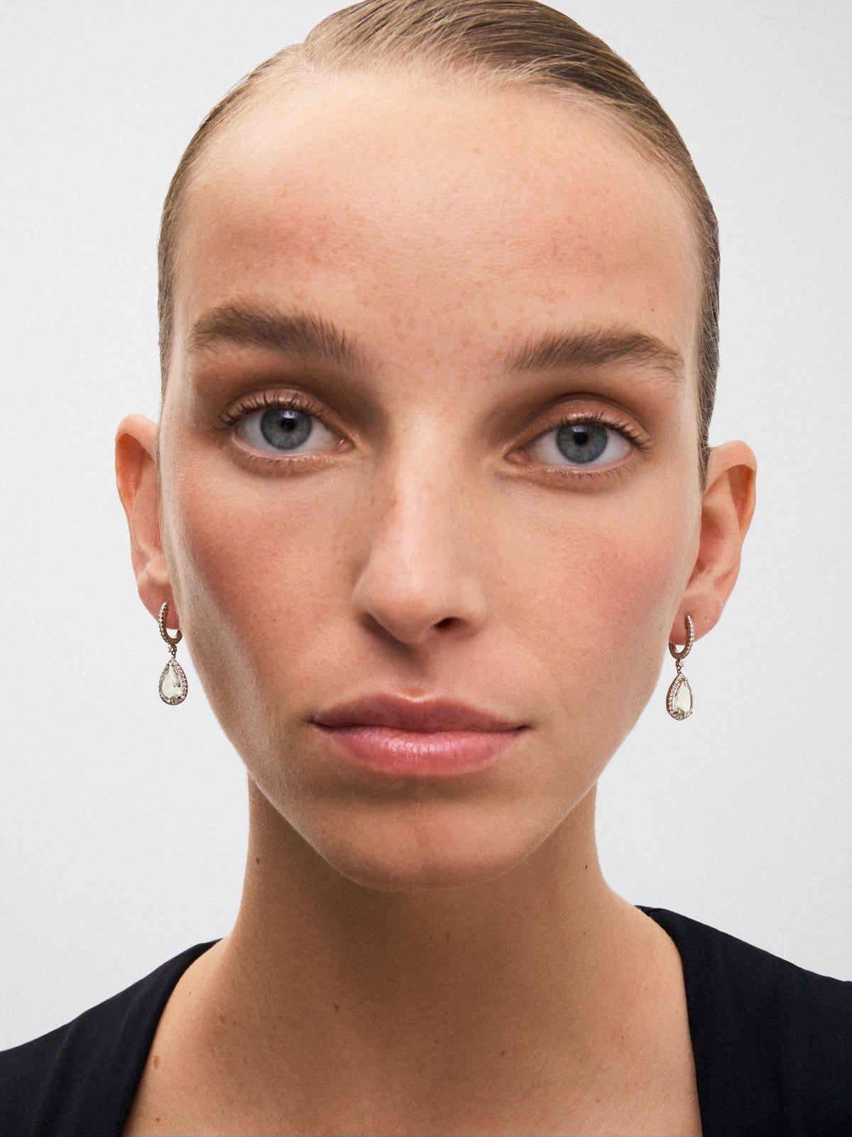 Pendientes de oro blanco de 18K con 2 amatistas verdes en talla pera con un total de 3,32 cts y 72 diamantes en talla brillante con un total de 0,4 cts