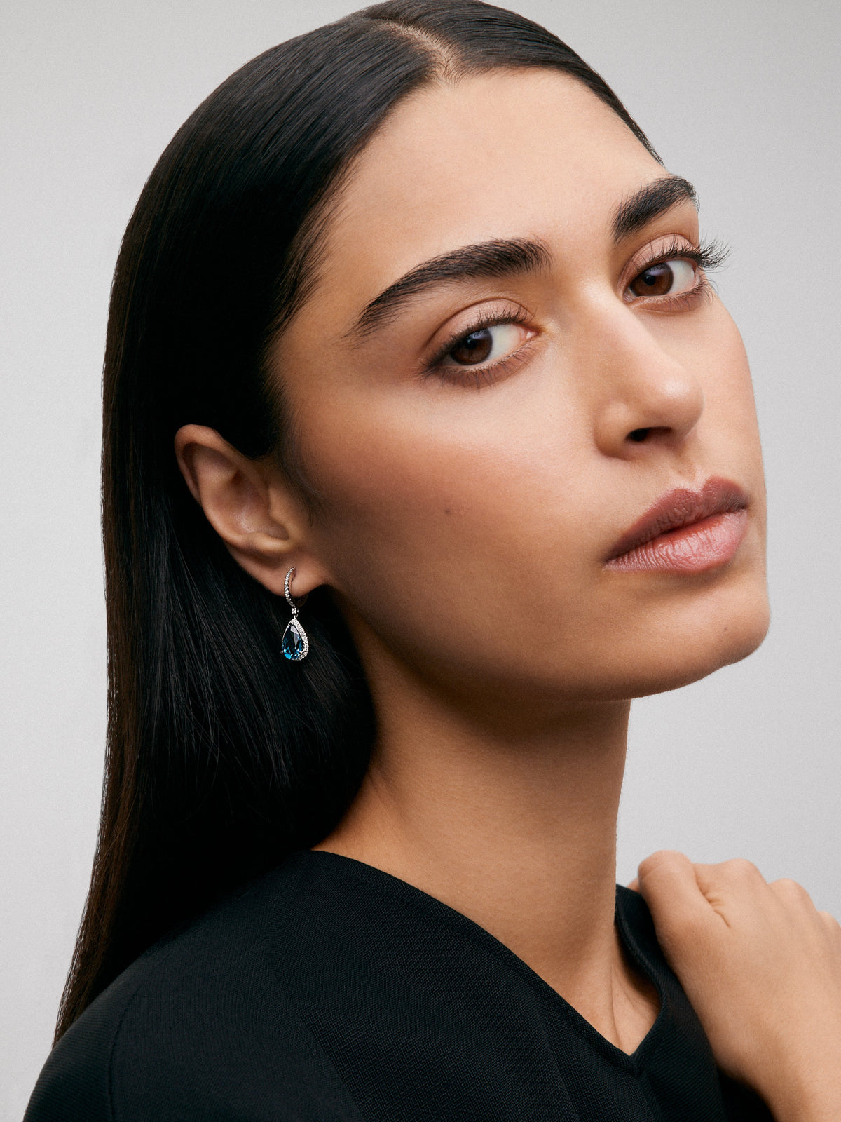Pendientes de aro con colgante de oro blanco de 18K con topacio y diamante