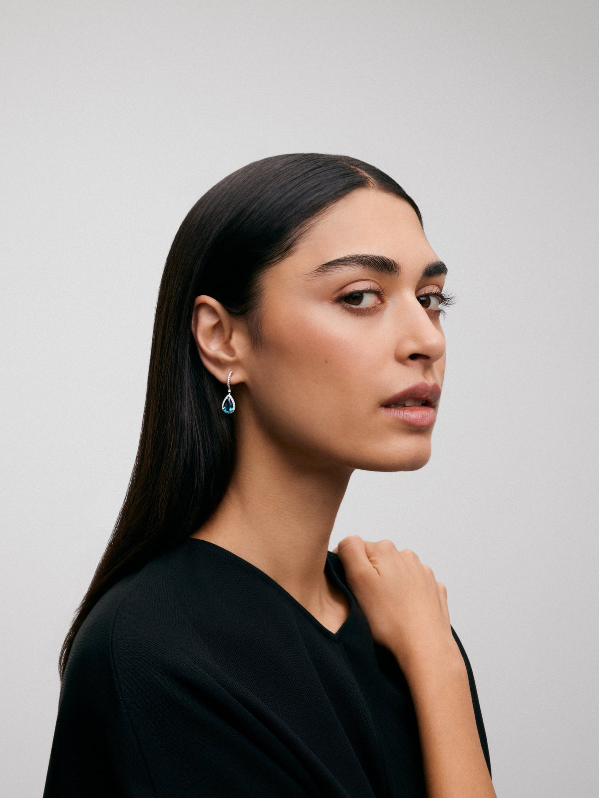 Pendientes de aro con colgante de oro blanco de 18K con topacio y diamante