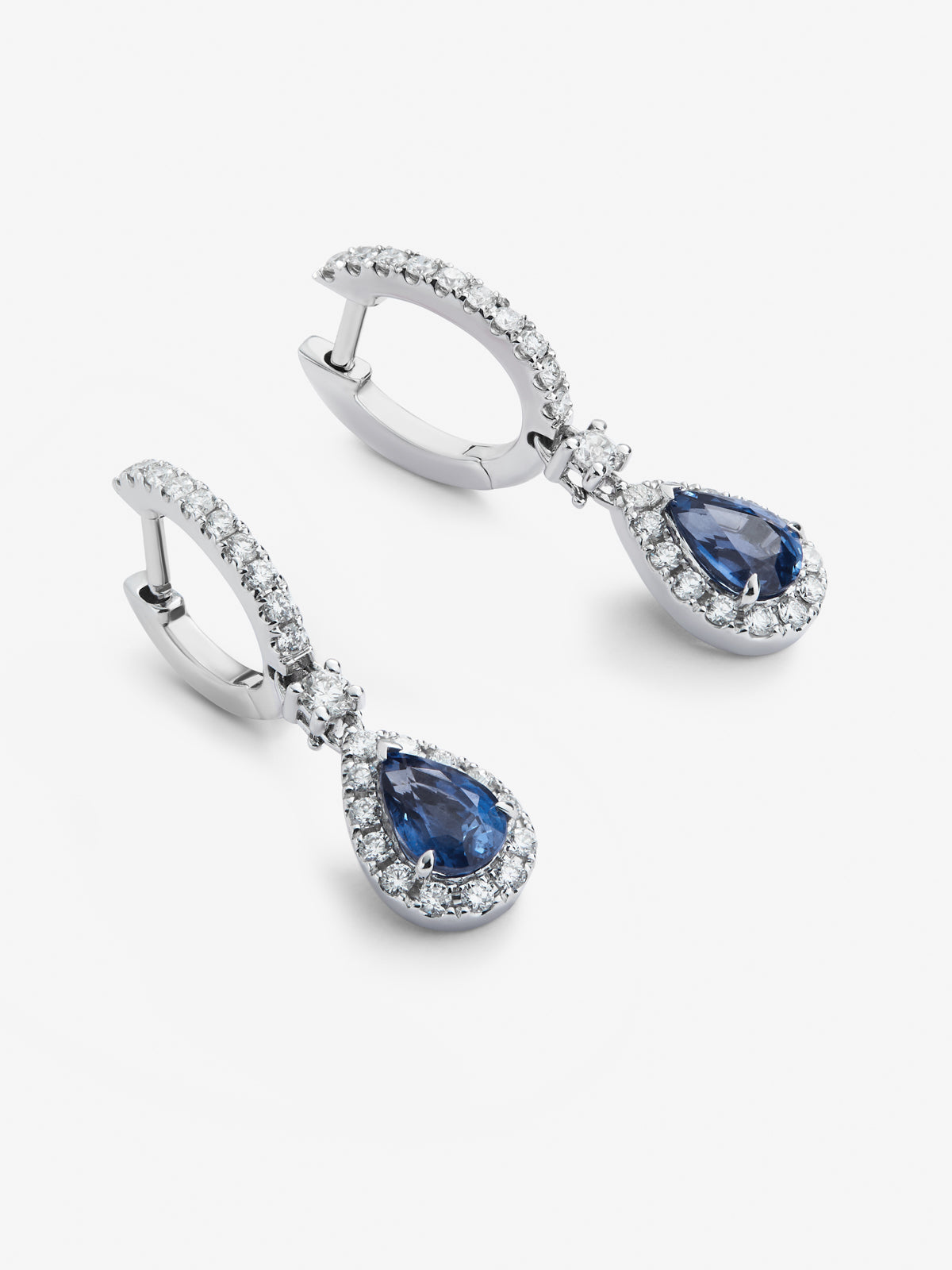 Pendientes de oro blanco de 18K con zafiro