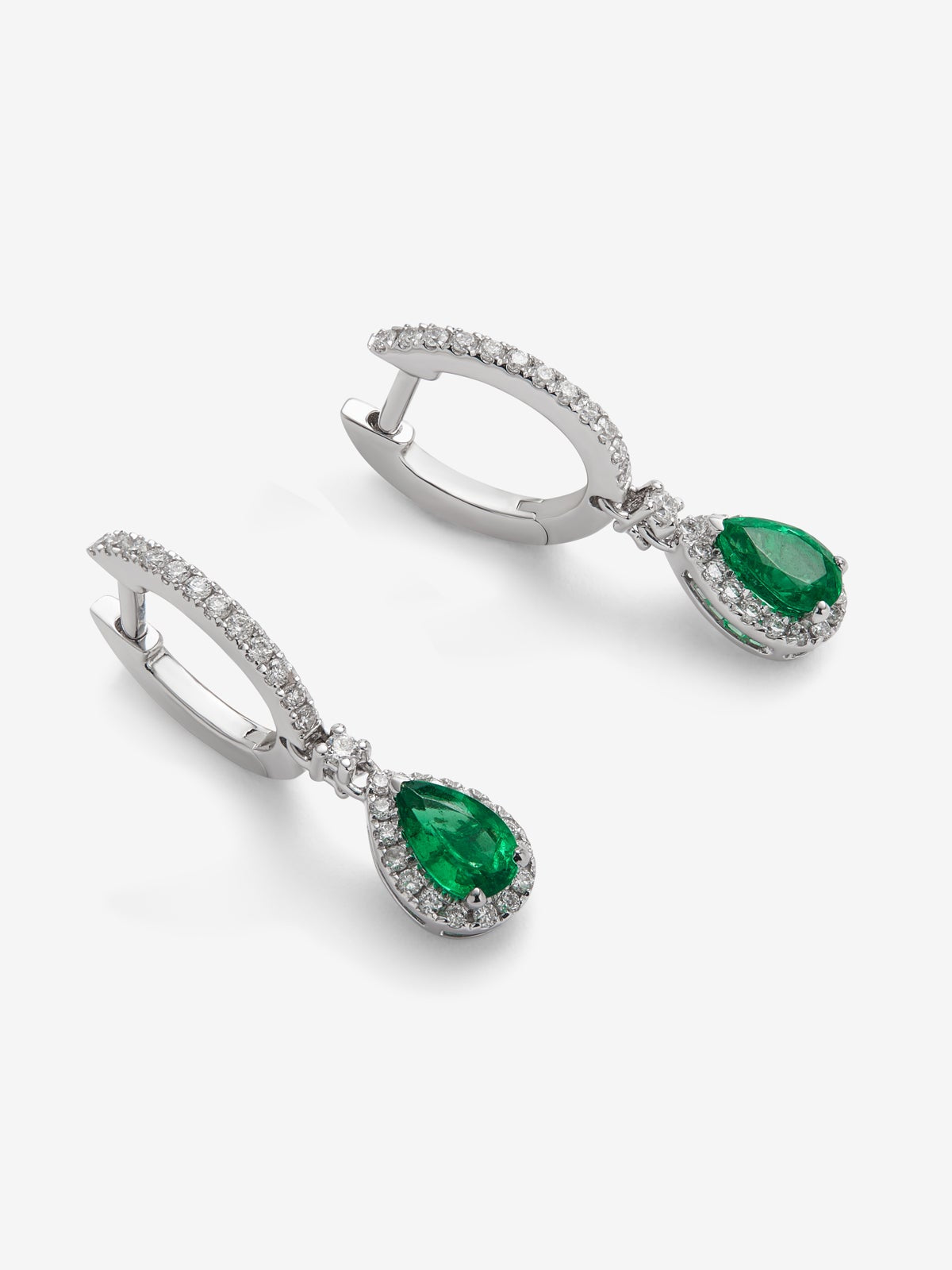 Pendientes de oro blanco de 18K con esmeralda