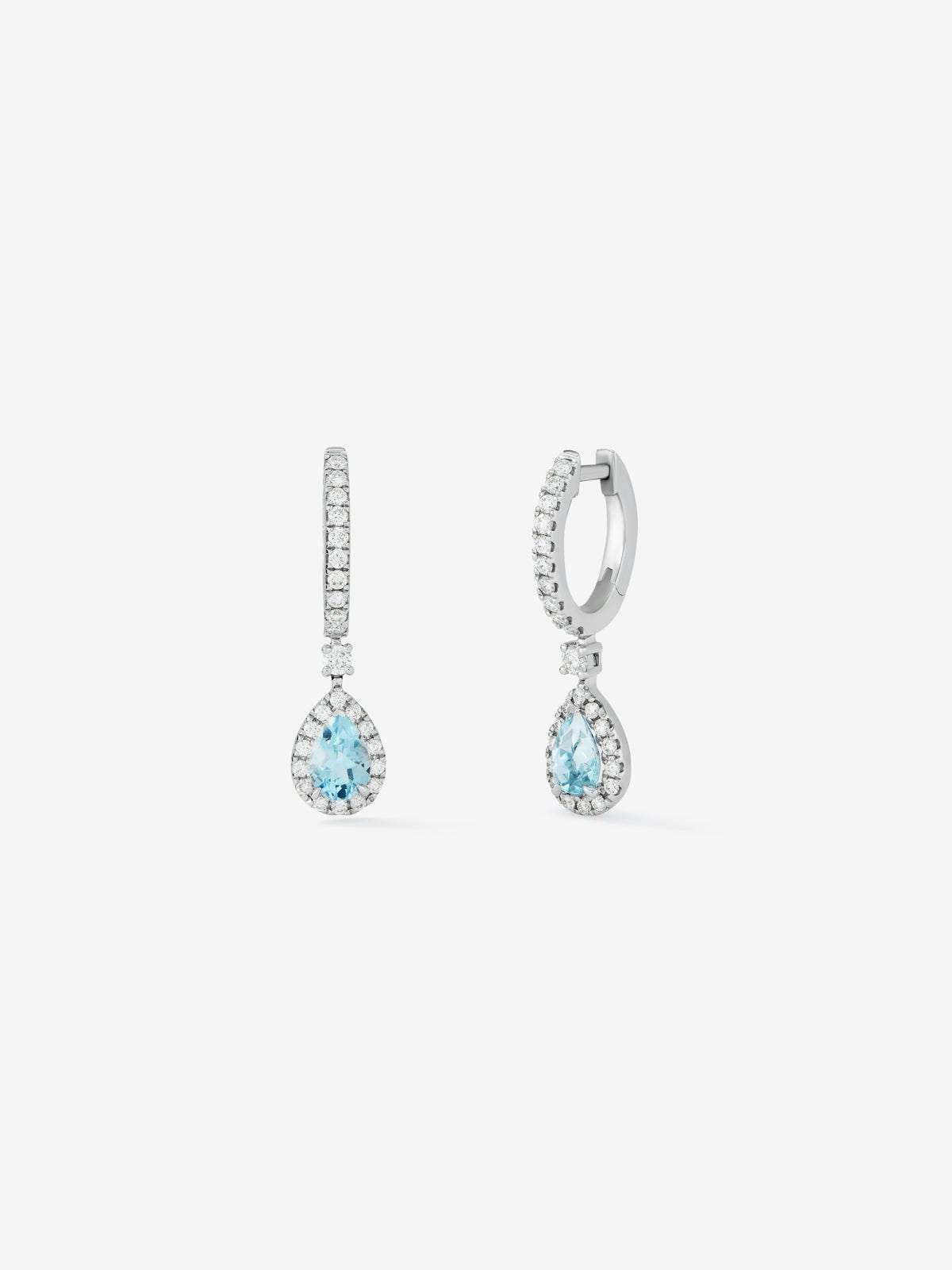 Pendientes de oro blanco de 18K con 2 aguamarinas en talla pera con un total de 0,75 cts y 50 diamantes en talla brillante con un total de 0,43 cts