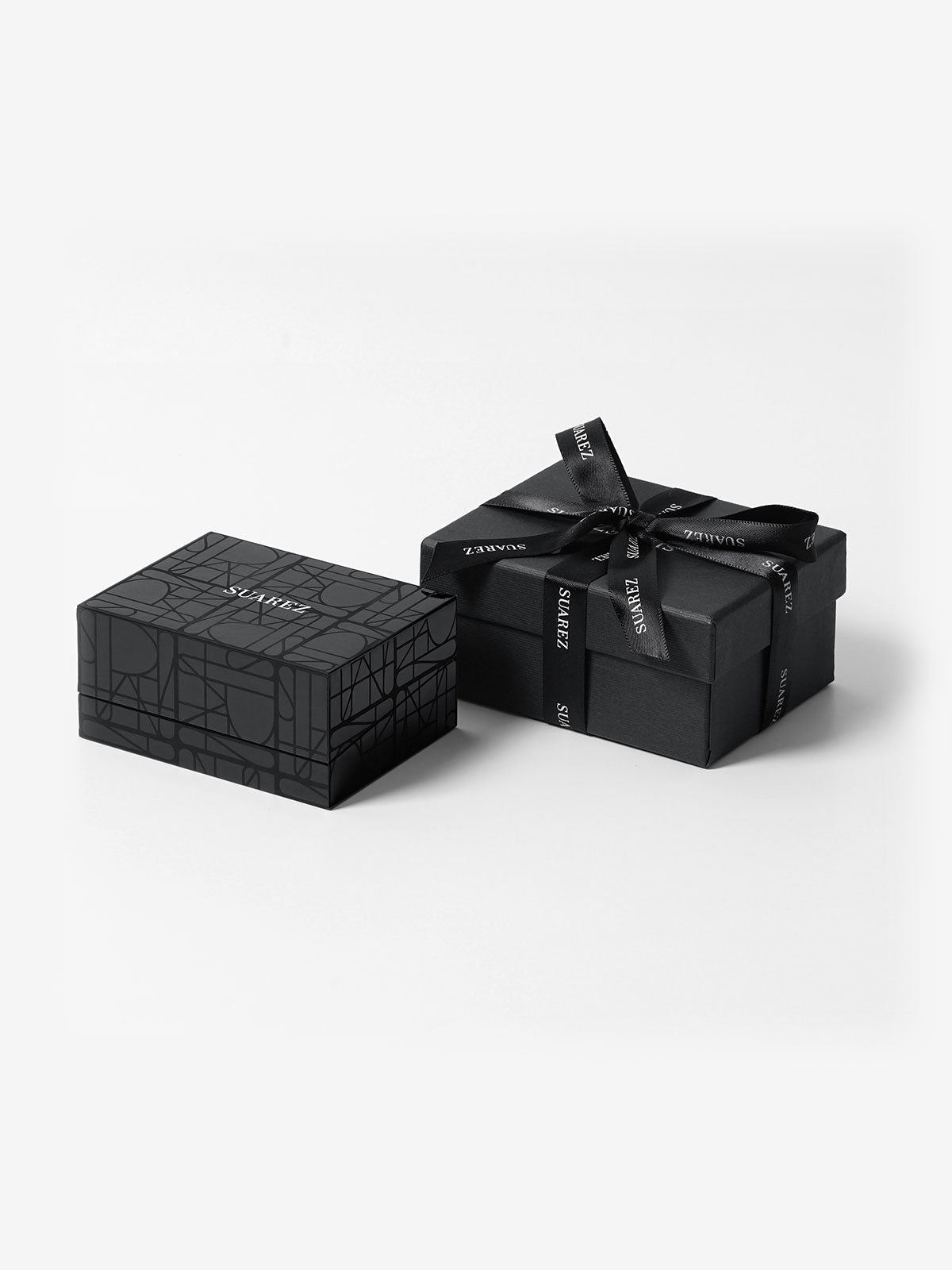 Pendientes de oro blanco de 18K con 2 aguamarinas en talla pera con un total de 0,75 cts y 50 diamantes en talla brillante con un total de 0,43 cts