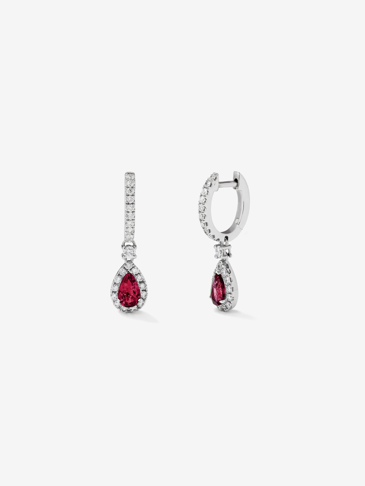 Pendientes de aro en oro blanco de 18K con rubíes rojos en talla pera con un total de 0,6 cts y 46 diamantes en talla brillante con un total de 0,28 cts