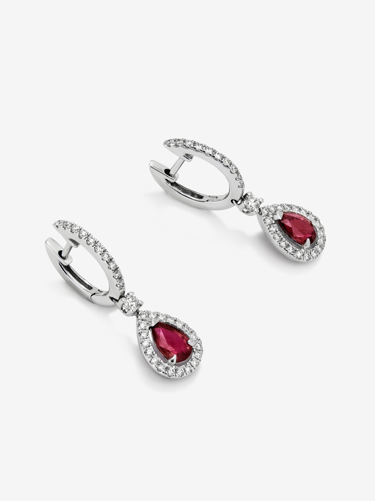 Pendientes de aro en oro blanco de 18K con rubíes rojos en talla pera con un total de 0,6 cts y 46 diamantes en talla brillante con un total de 0,28 cts