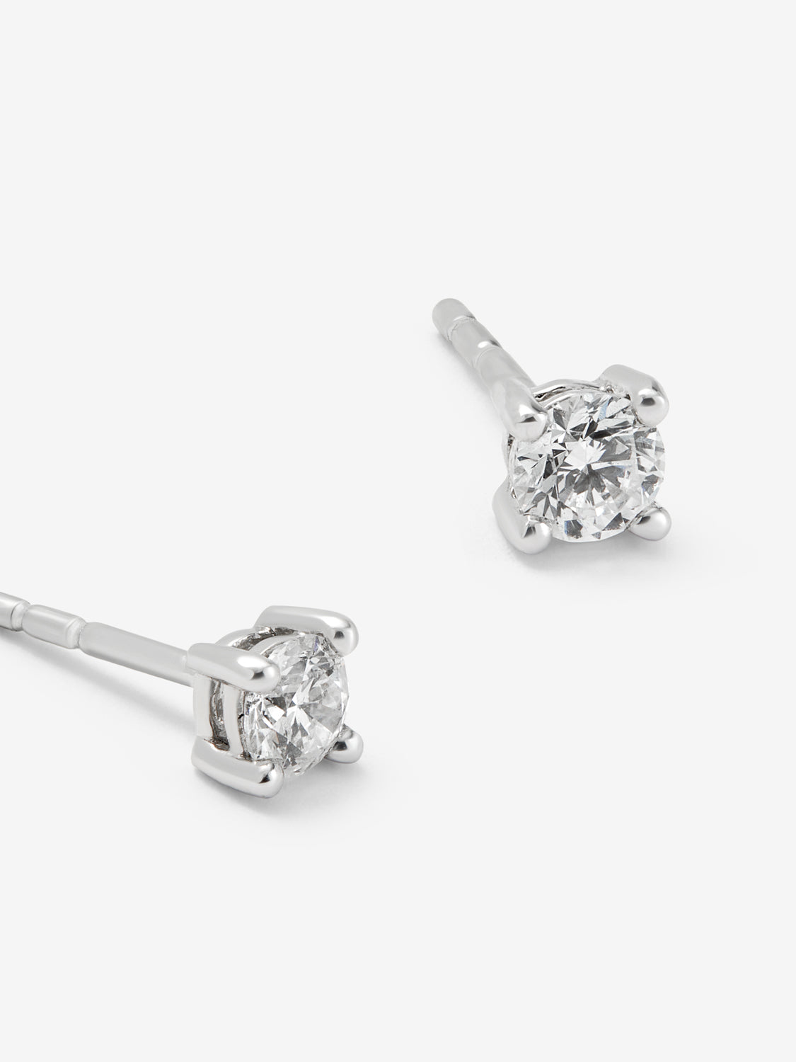 Pendientes de oro blanco de 18K con 2 diamantes en talla brillante con un total de 0,3 cts