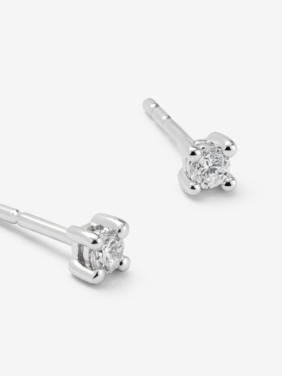 Pendientes solitarios de oro blanco de 18K con 2 diamantes en talla brillante con un total de 0,14 cts