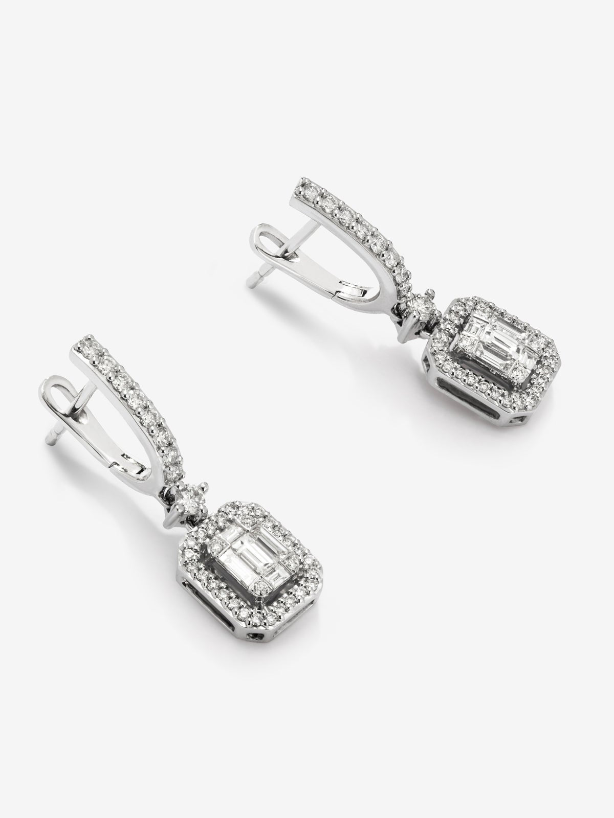 Pendientes de oro blanco de 18K con diamante solitario