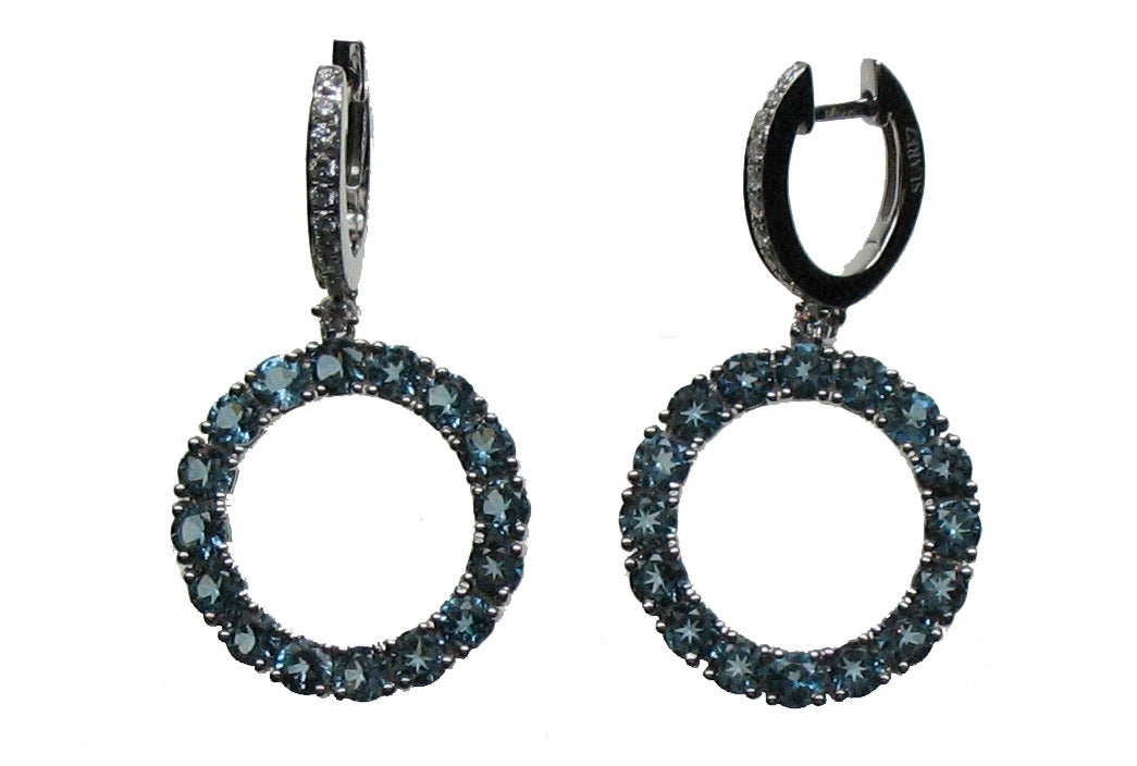 Pendientes plata 925 con 32 topacios azules en talla brillante con un total de 4,3 cts y 22 diamantes con un total de 0,23 cts