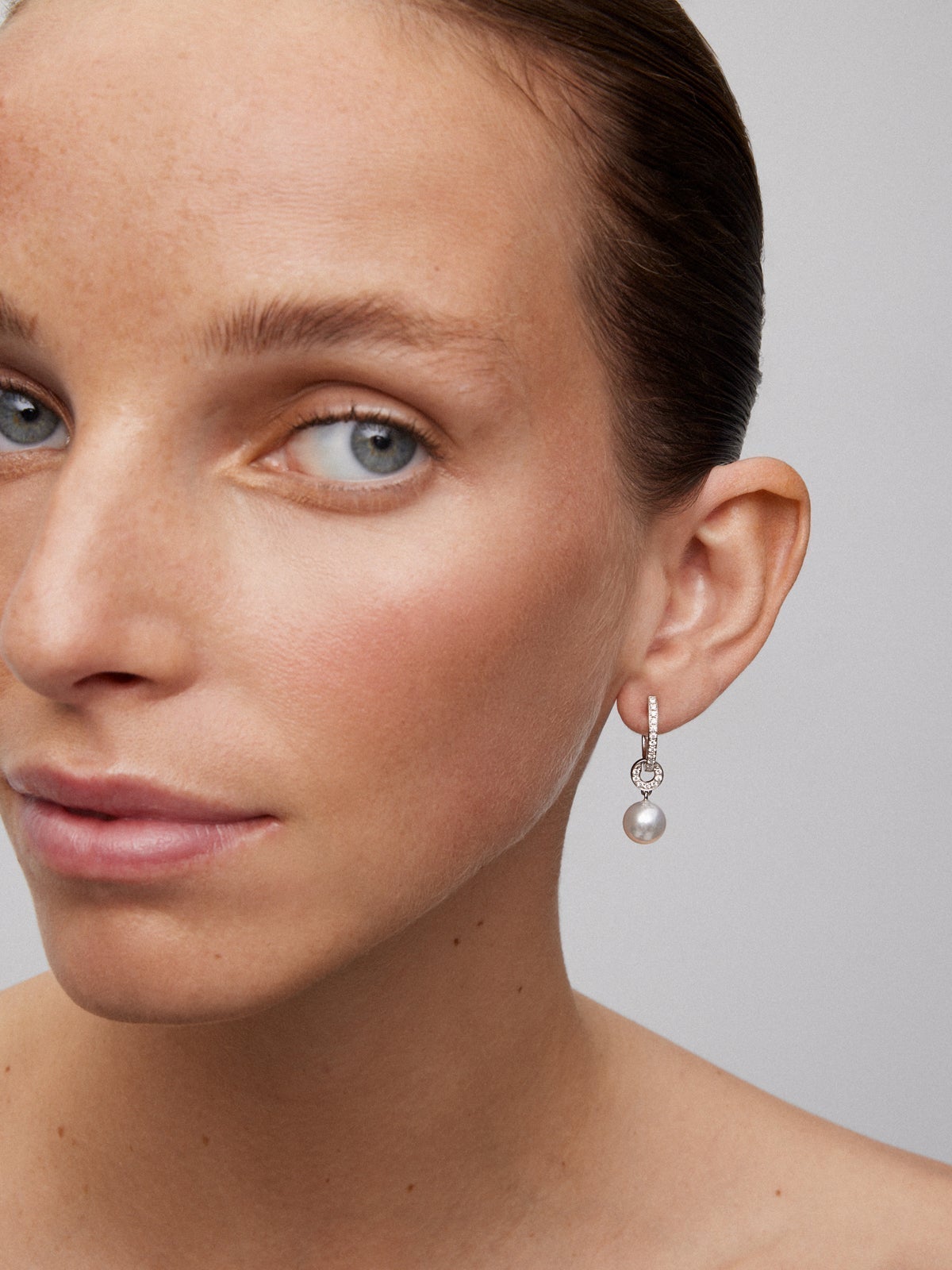 Pendientes de oro blanco de 18K con perlas australiana y diamantes