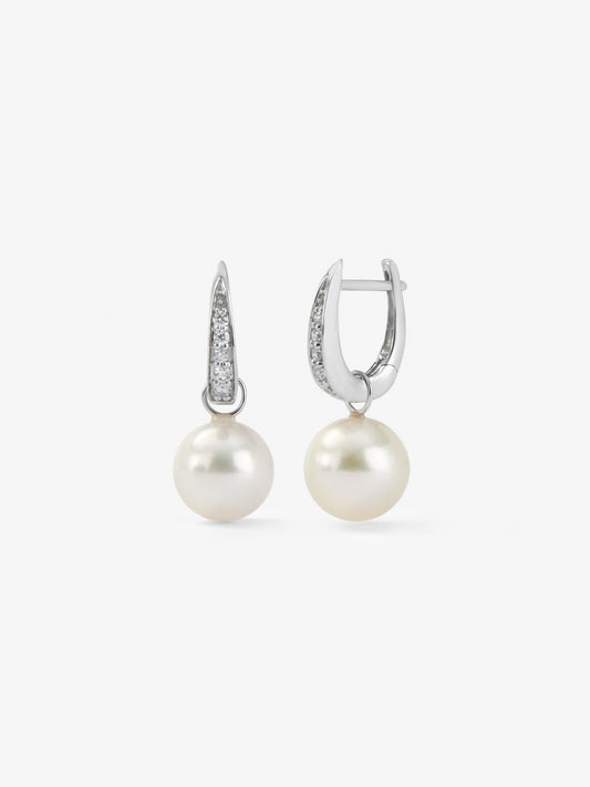Pendientes de oro blanco de 18K con 2 perlas de 9,5mm y 10 diamantes en talla brillante con un total de 0,12 cts