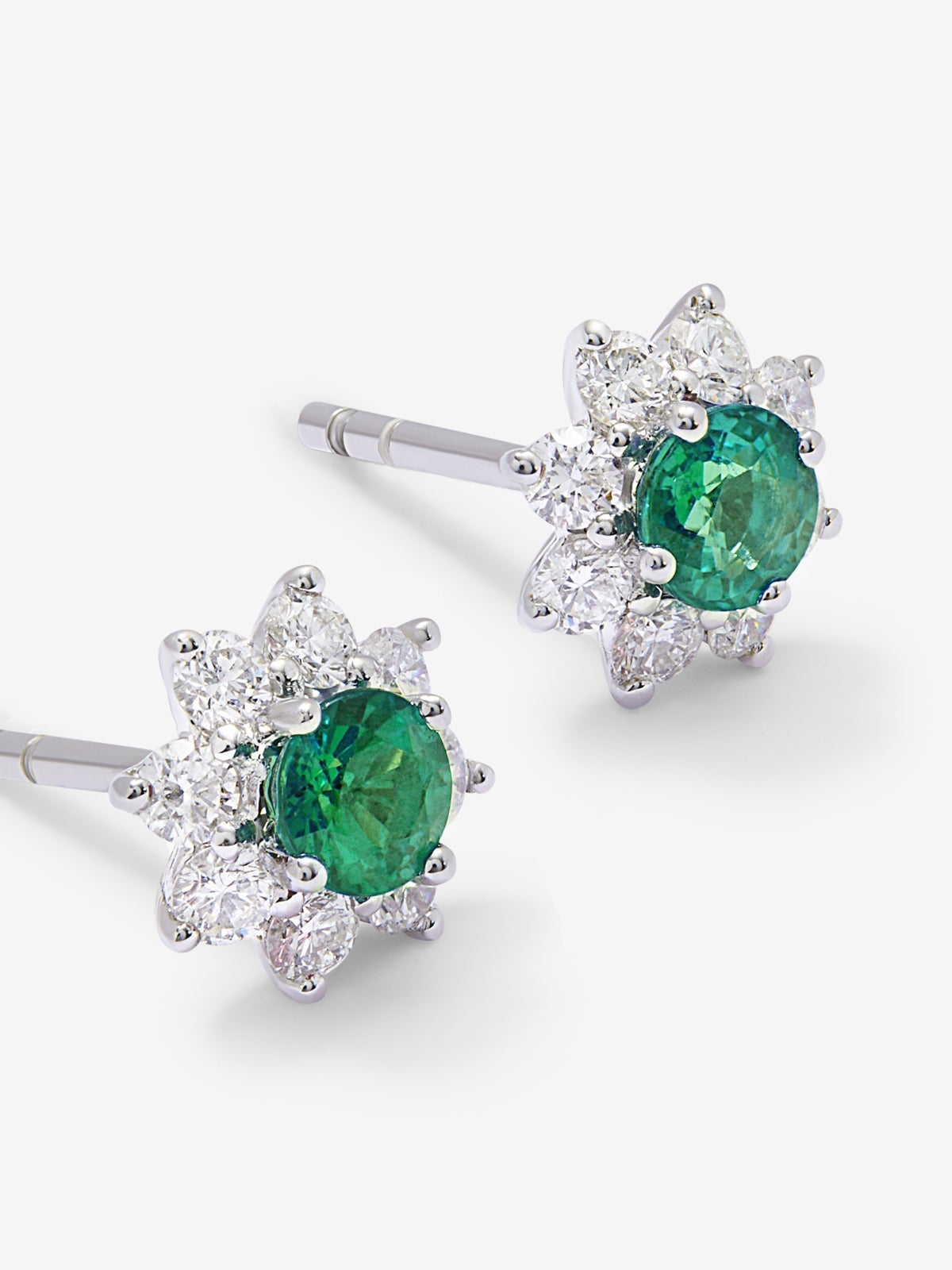 Pendientes de oro blanco de 18K con esmeraldas en talla brillante de 0,3 cts y diamantes blancos en talla brillante de 0,45 cts
