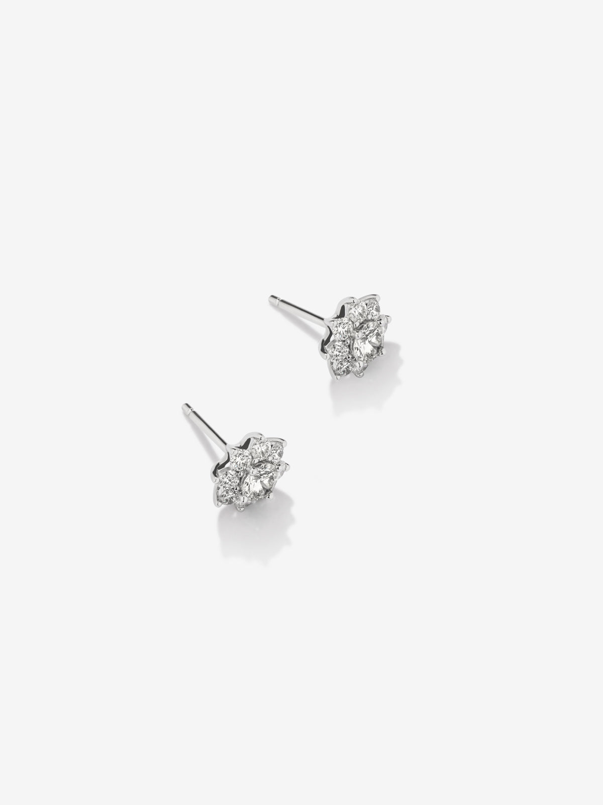 Pendientes de oro blanco de 18K con 18 diamantes en talla brillante con un total de 0,69 cts con forma de estrella