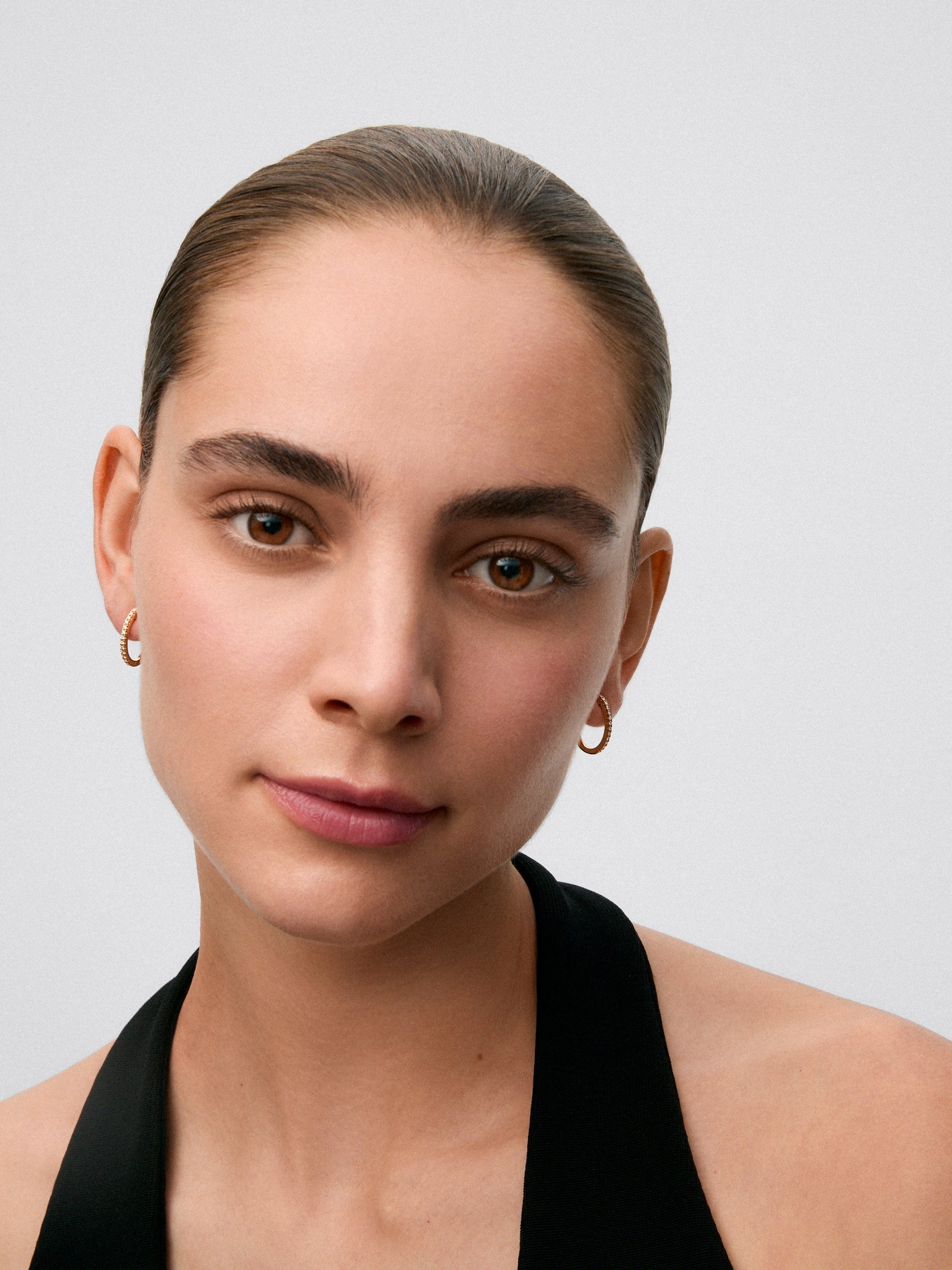 Pendientes de aro de oro amarillo de 18K con 28 diamantes en talla brillante con un total de 0,22 cts