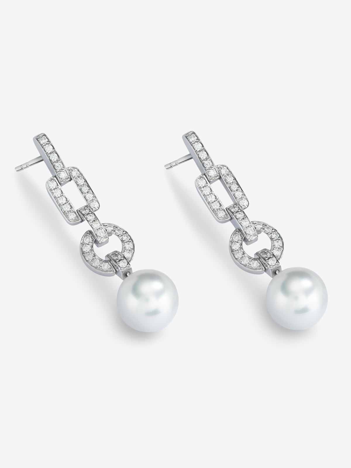 Pendientes de oro blanco de 18K con 2 perlas de 10mm y 64 diamantes en talla brillante con un total de 0,61 cts