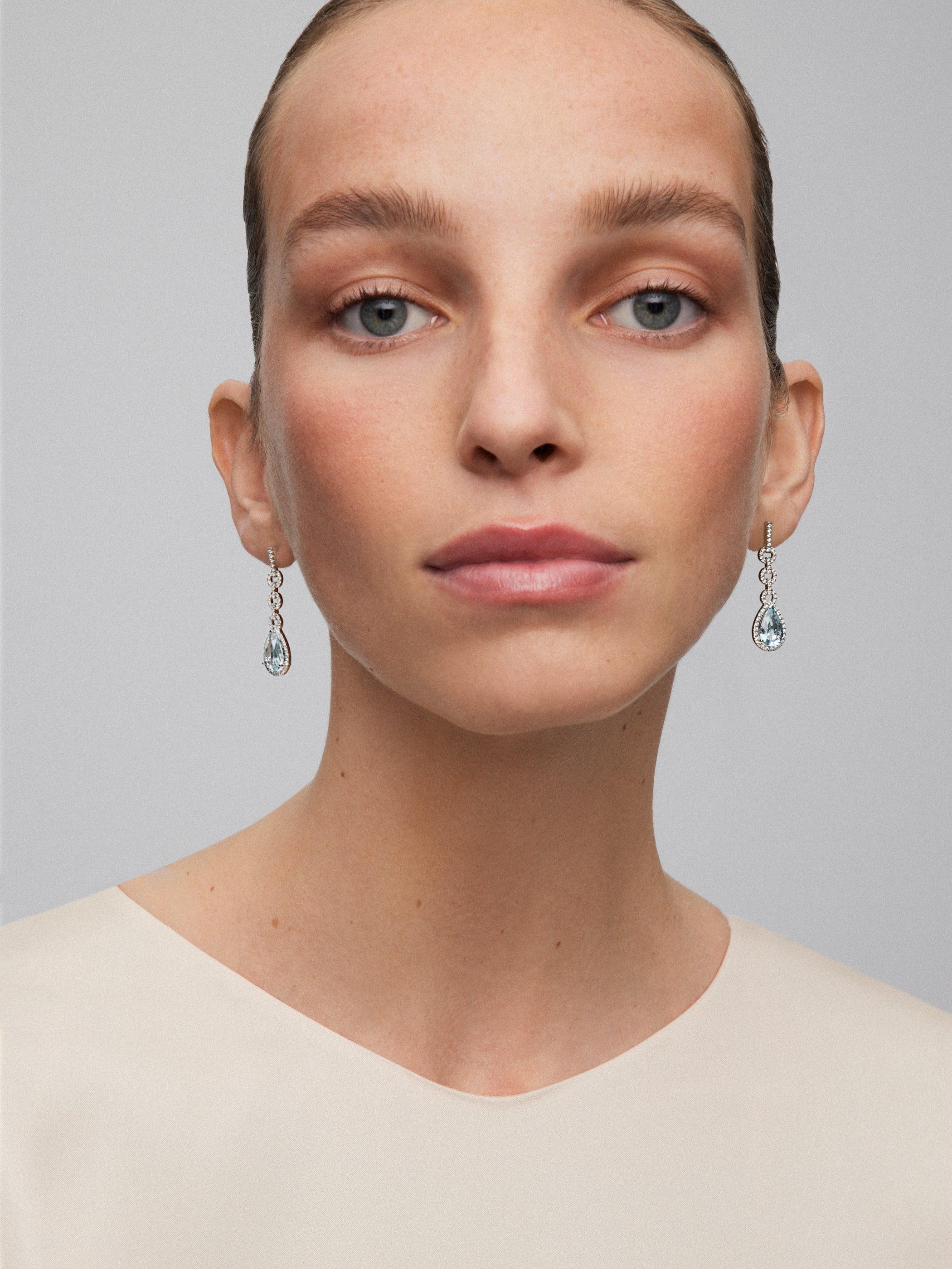 Anillo de oro blanco de 18kt con diamantes y zafiros