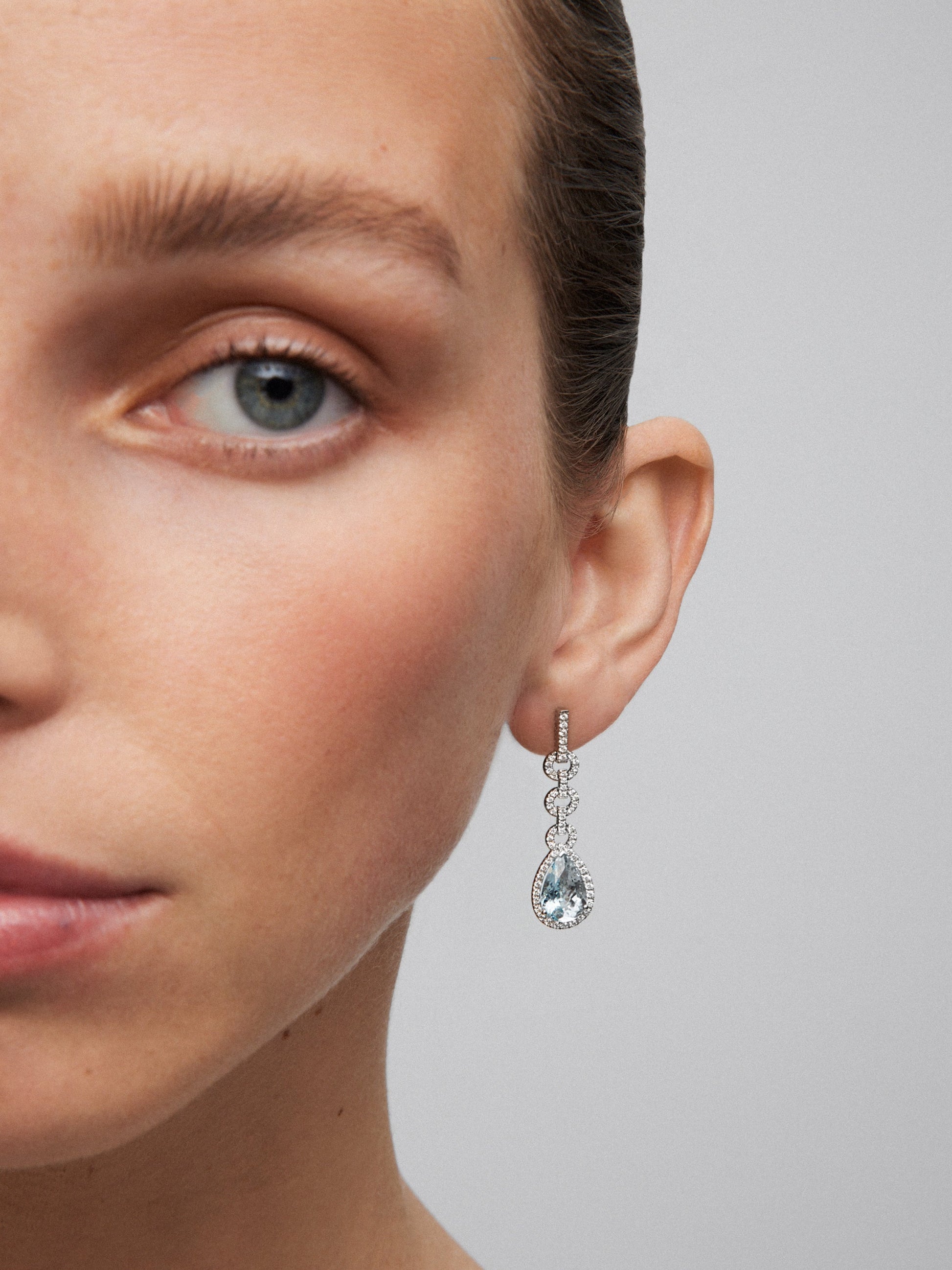 Anillo de oro blanco de 18kt con diamantes y zafiros