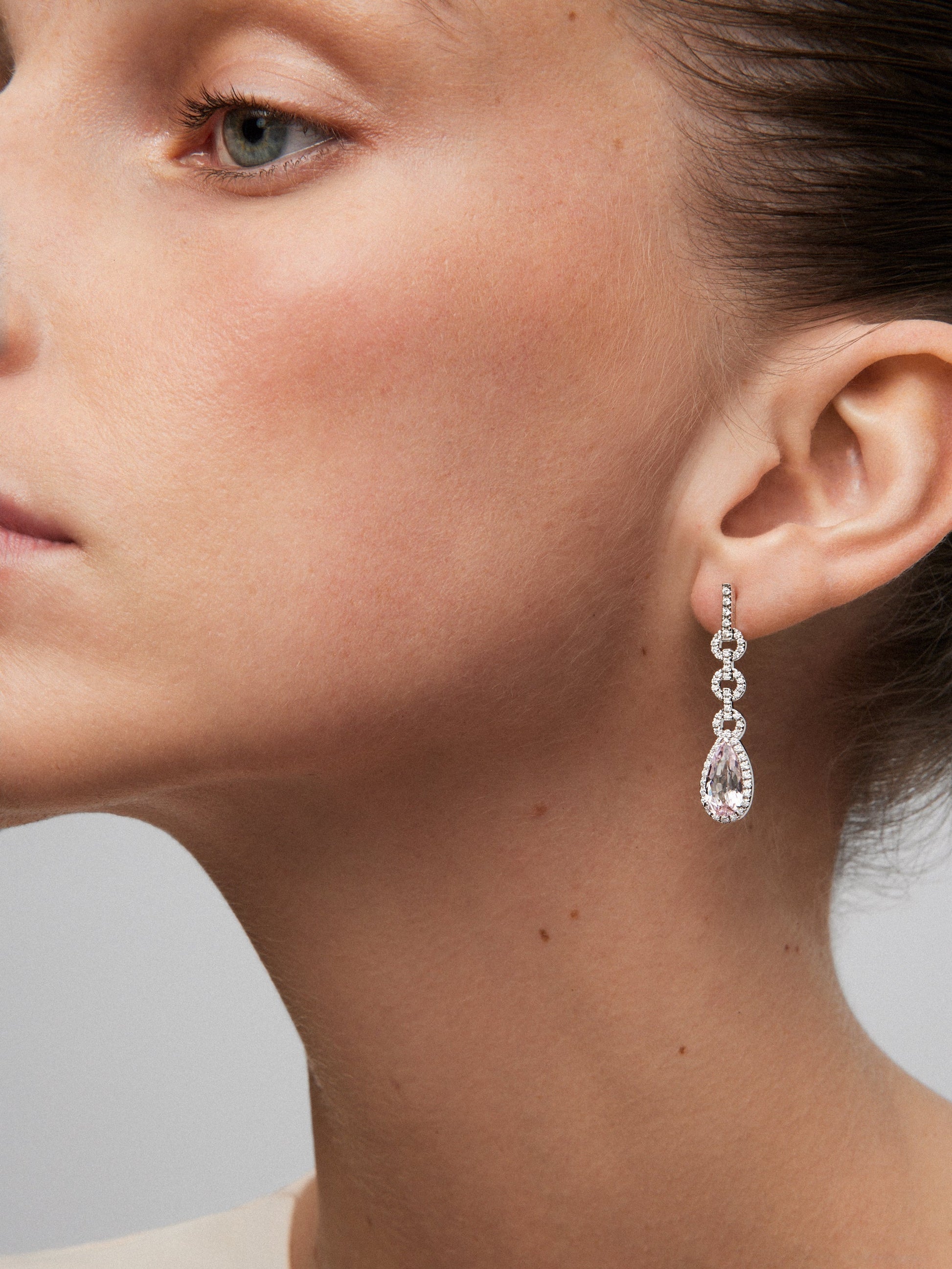 Pendientes de oro blanco de 18K con morganitas en talla pera de 3 cts y diamantes en talla brillante de 0,69 cts