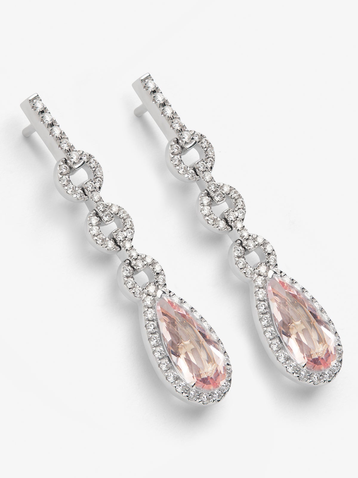 Pendientes de oro blanco de 18K con morganitas en talla pera de 3 cts y diamantes en talla brillante de 0,69 cts