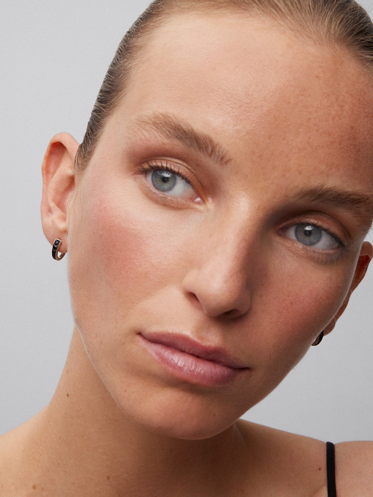 Pendiente de aro de plata 925 con espinelas negras